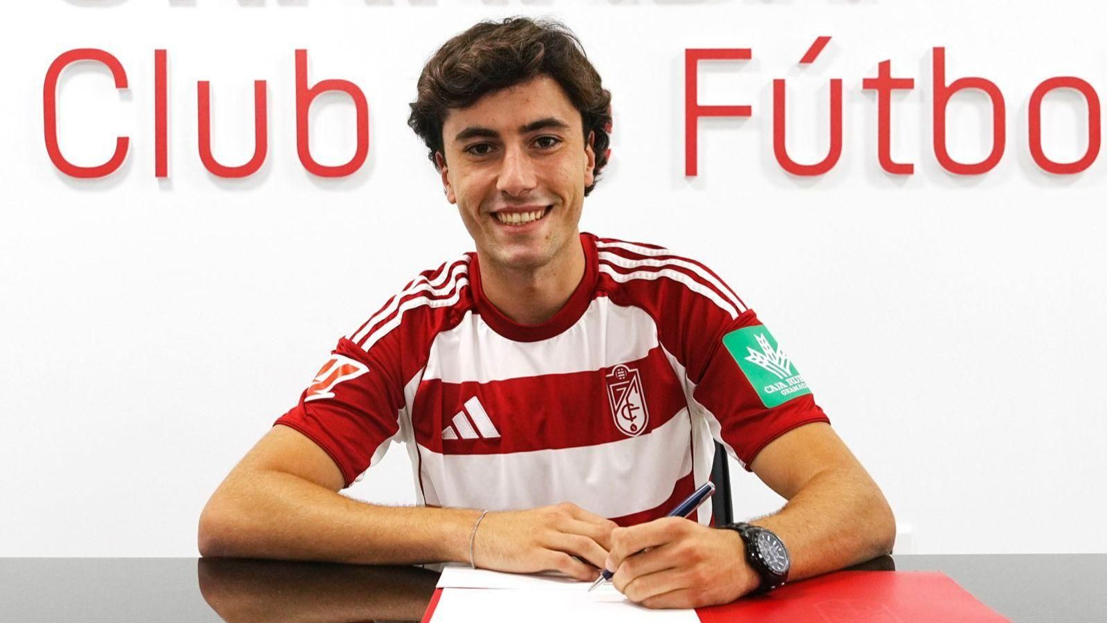 Diego Hormigo firma su nuevo contrato con el Granada