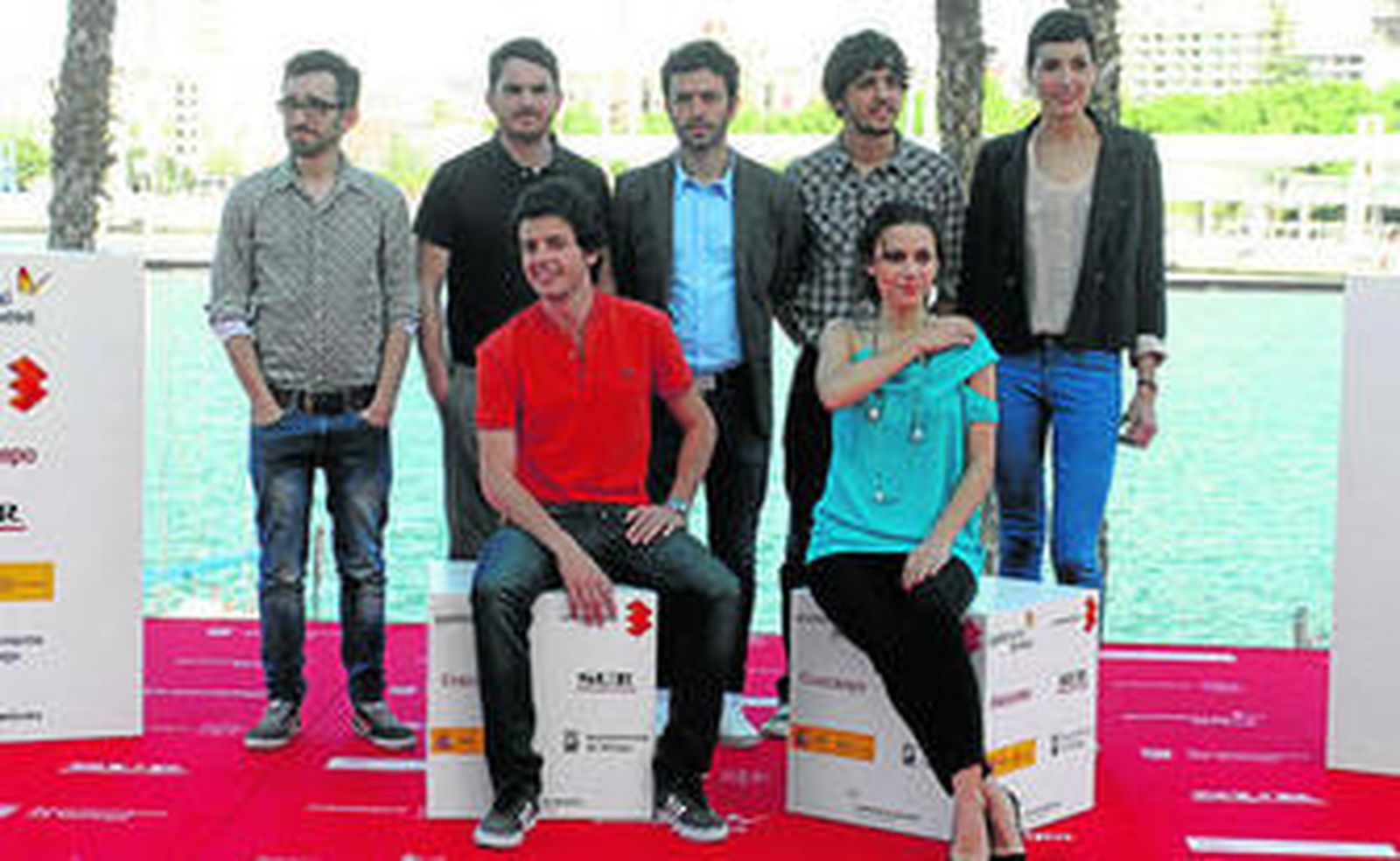 El equipo artístico de 'Stockholm', al completo, ayer, en el Muelle Uno.