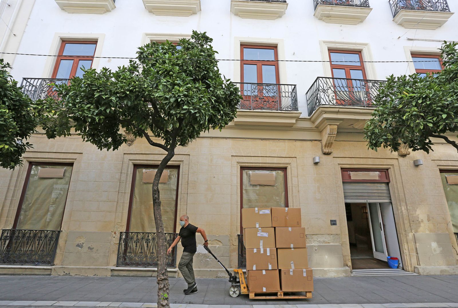 Zara ultima su desalojo de la calle Larga