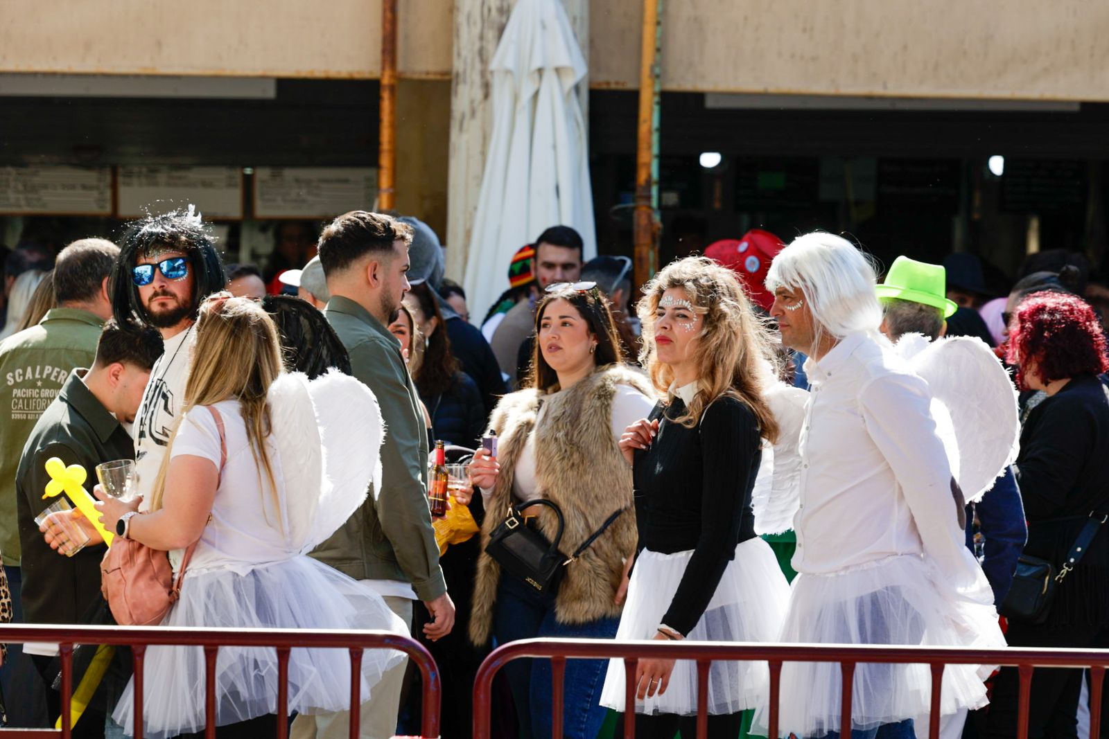 Así vive Cádiz su primer sábado de Carnaval: las imágenes de las batallas de copla y la fiesta en la calle