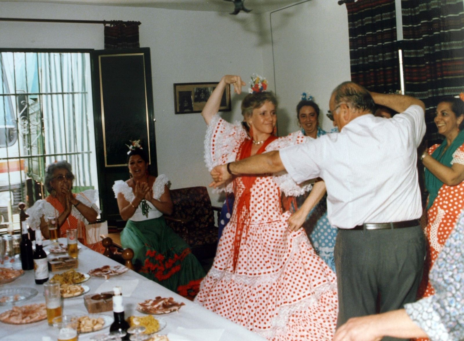 Soledad Becerril bailando sevillanas con Gabriel Rojas a principios de los años 90