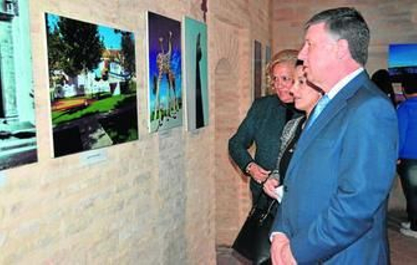 1. El alcalde de Palos de la Frontera, Carmelo Romero, mira algunas de las fotos, que conforma la exposición. 2. Fotografía que obtuvo el segundo premio del certamen Bellos Rincones de Palos, obra de José R. Cazorla. 3. Tercer premio del concurso, foto realizada por Elías J. Toscano. 4. Primer premio del concurso, obra de Alberto Medina.