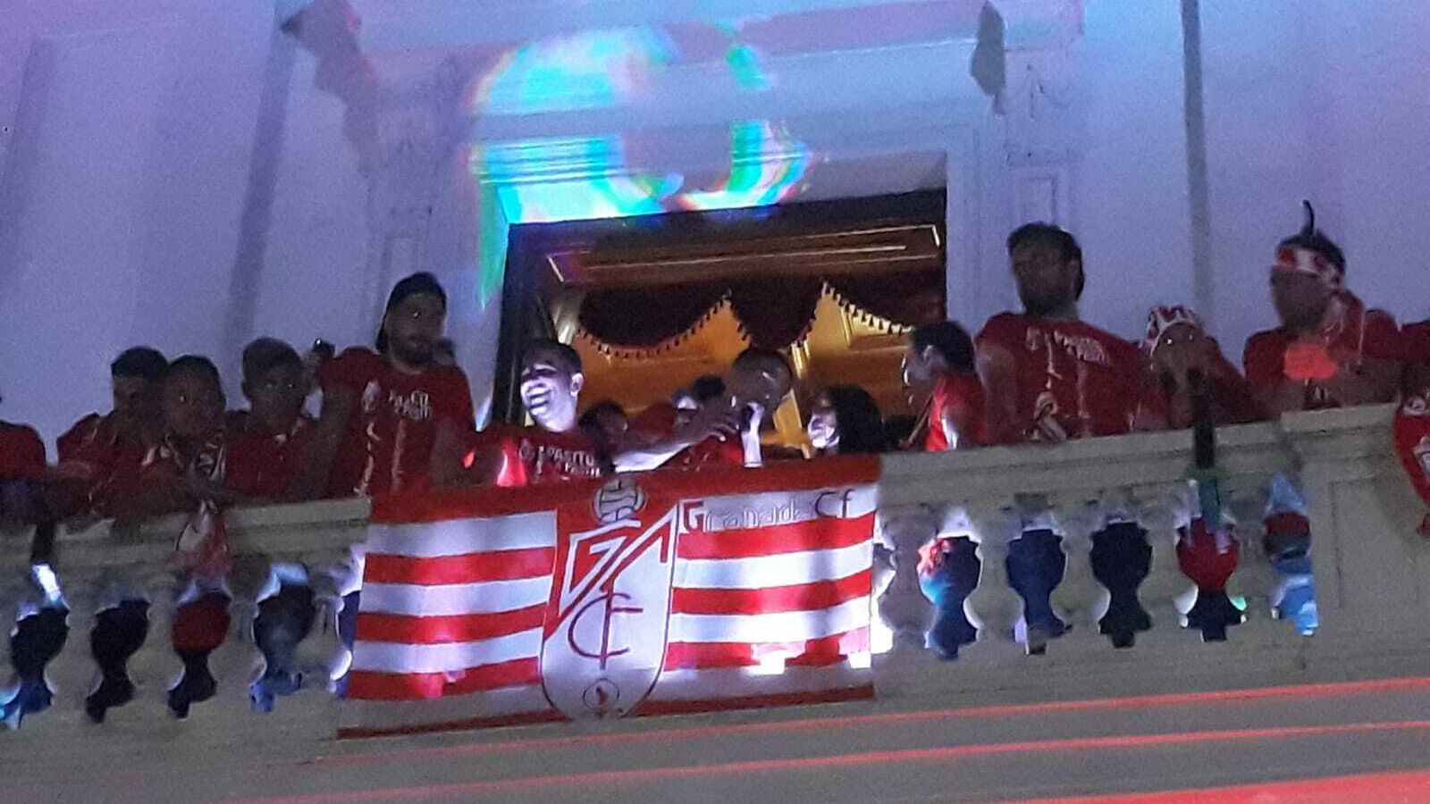 Los jugadores saludan desde el balcón del Ayuntamiento.