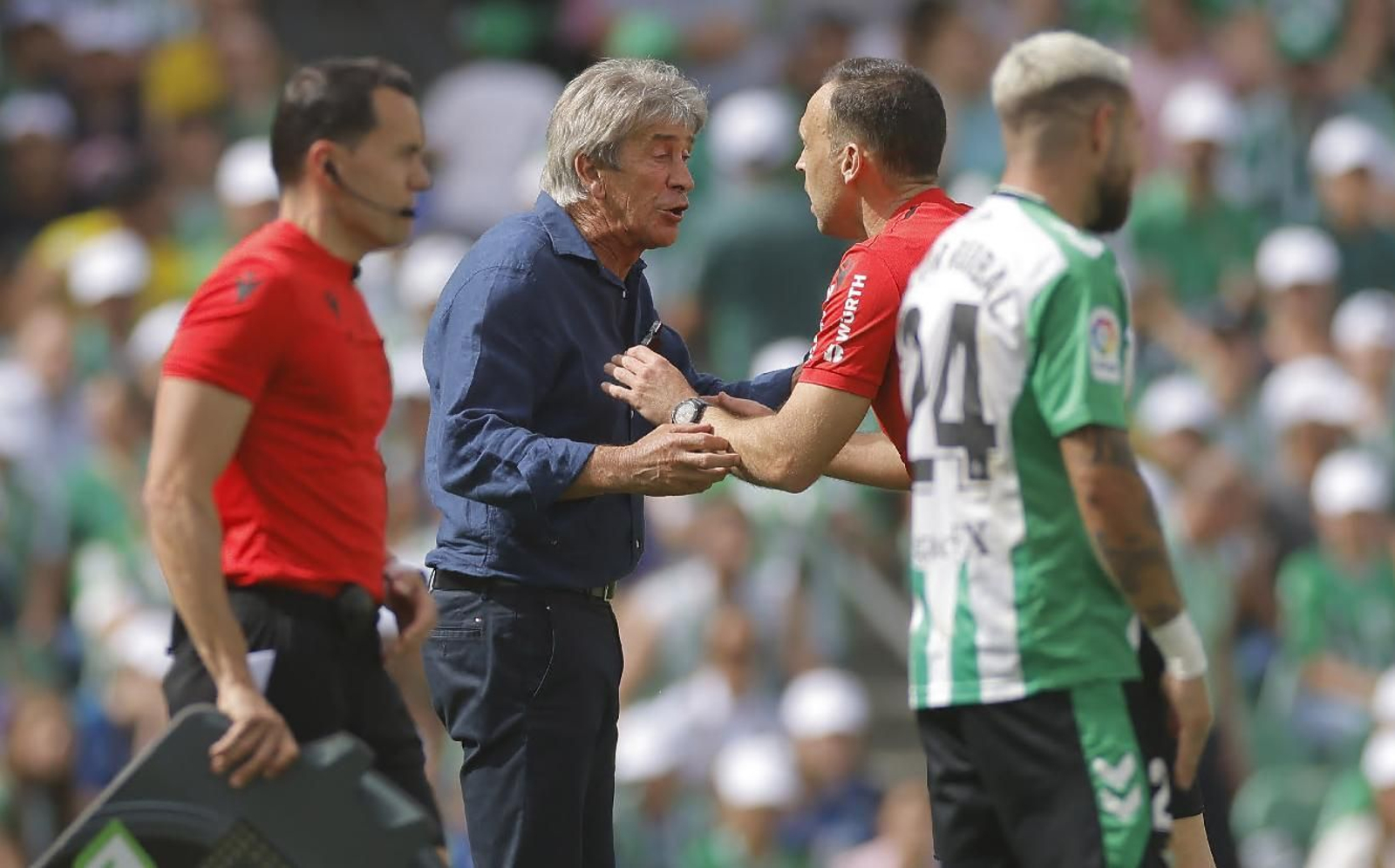 Pellegrini discute con el árbitro del Betis-Cádiz.