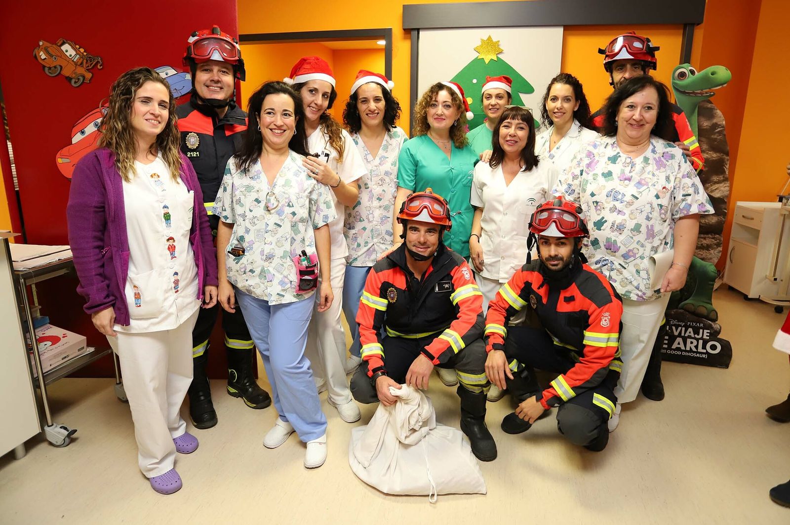 Imágenes de la visita de Papá Noel a los niños del hospital Juan Ramón Jiménez