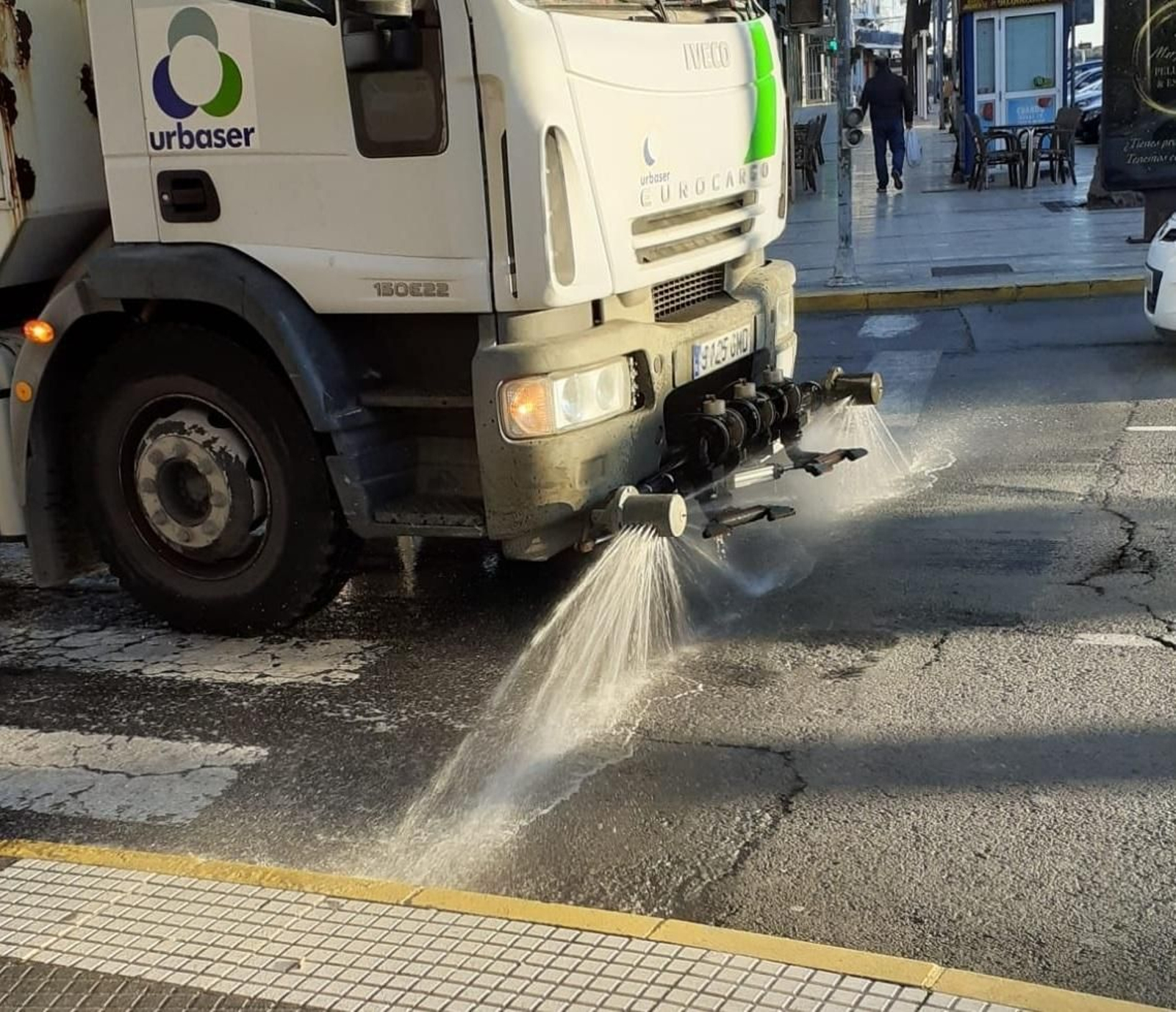 Una de las máquinas  de Urbaser realizando tareas de desinfección en el municipio.