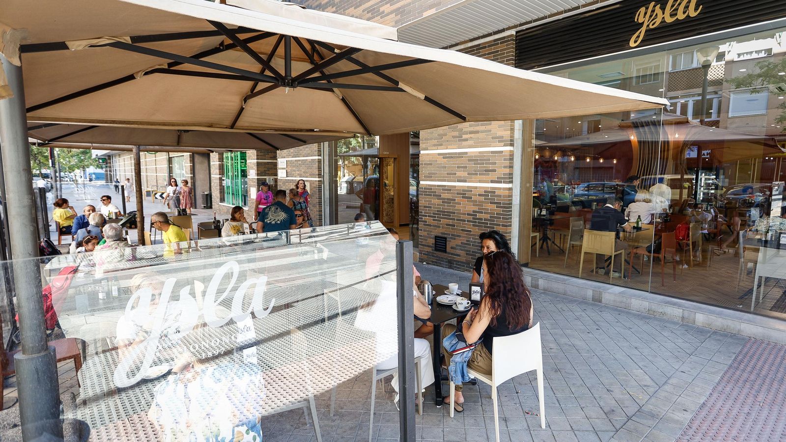 La nueva sucursal de la Hípica cuenta con una extensa terraza en donde las personas pueden estar cómodas.