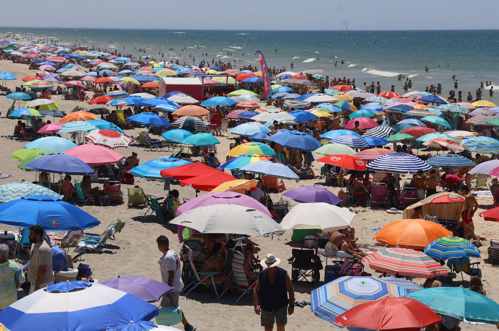 Imágenes de una mañana de calor y playa en Matalascañas