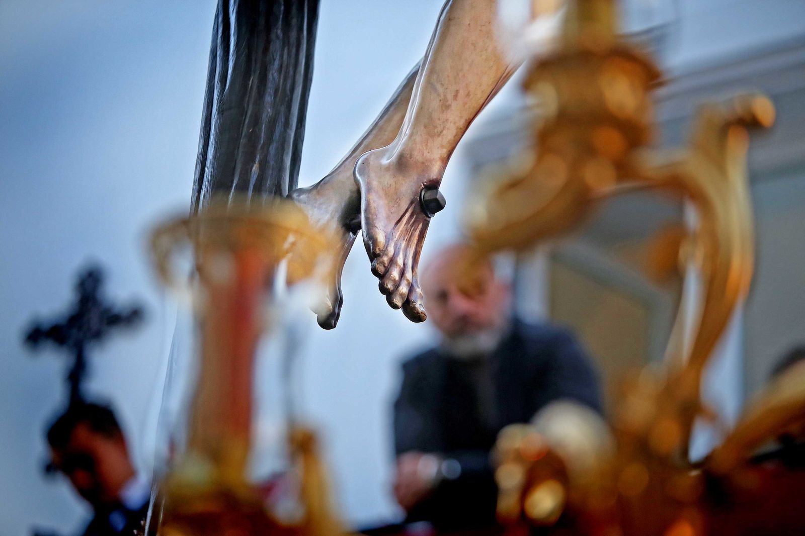 Los pies del crucificado del misterio de la Lanzada procesionando por las calles cercanas a la basílica del Carmen.