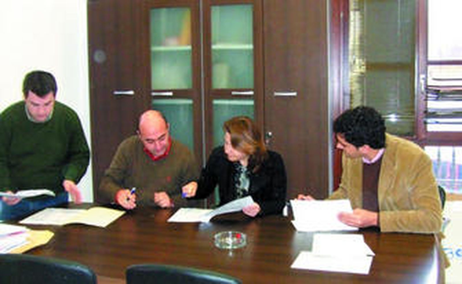 Momento de la firma entre Carmen Crespo y los responsables de Tigertürtf Ibérica S.L del contrato.