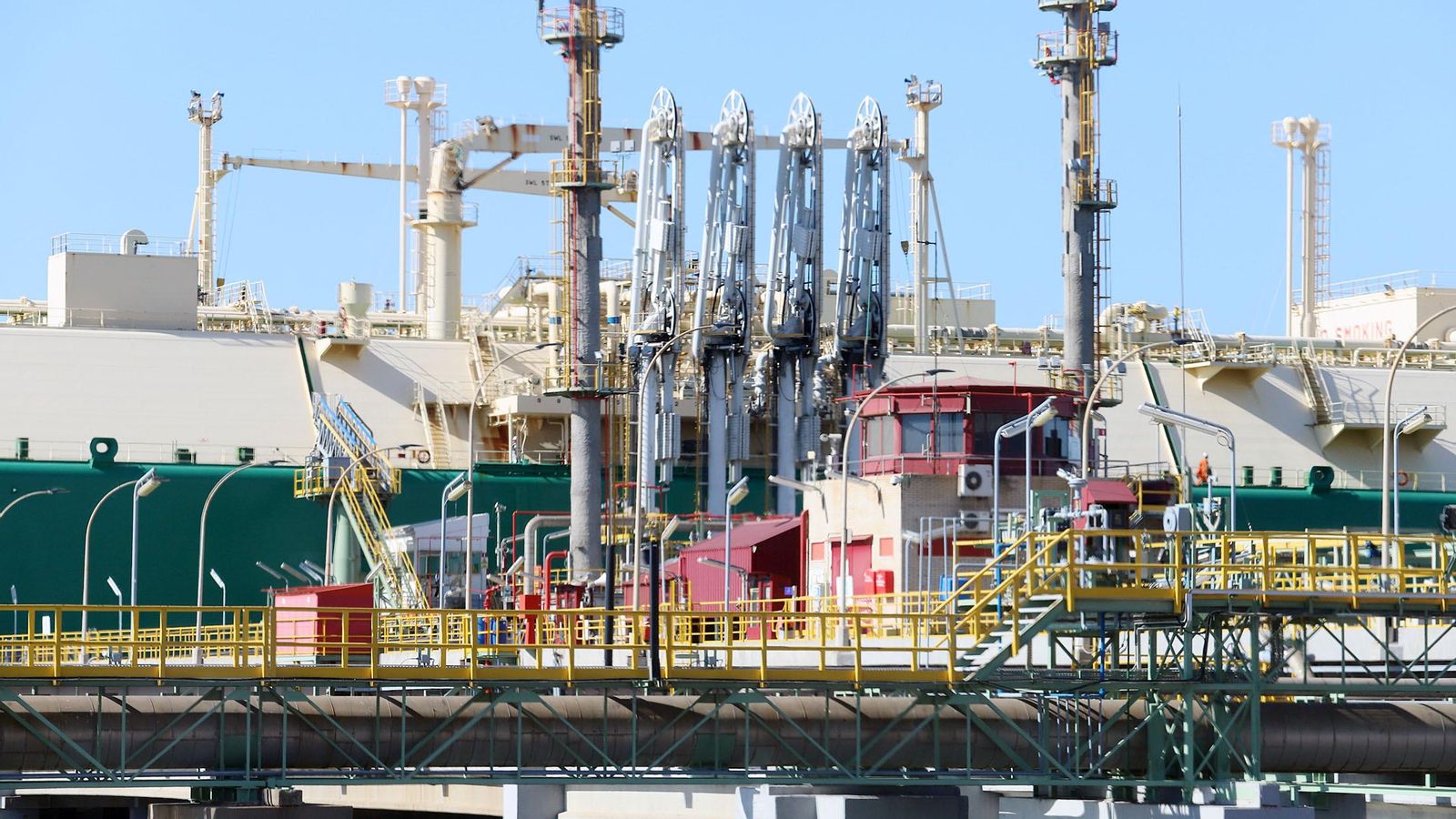 El gas natural llega en los buques a una temperatura de menos 160 grados. El gas natural llega en los buques a una temperatura de menos 160 grados.