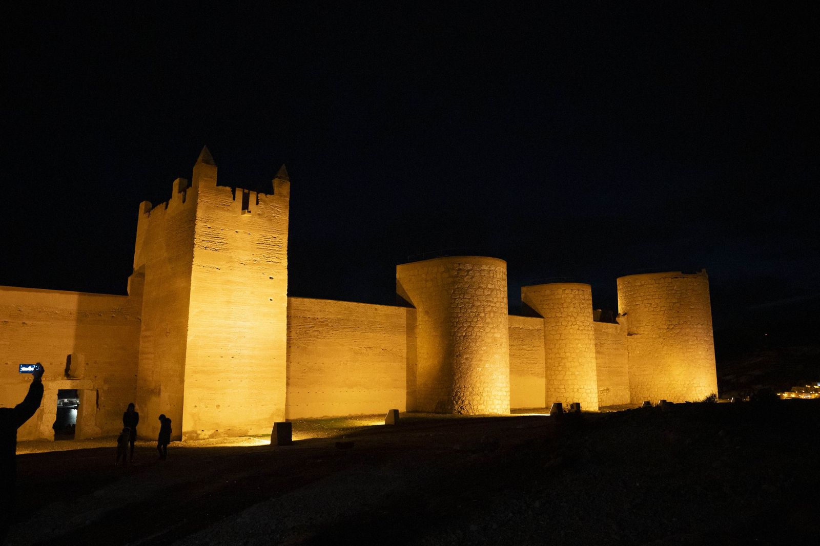 Las murallas del Cerro de San Cristóbal se encienden para iluminar Almería