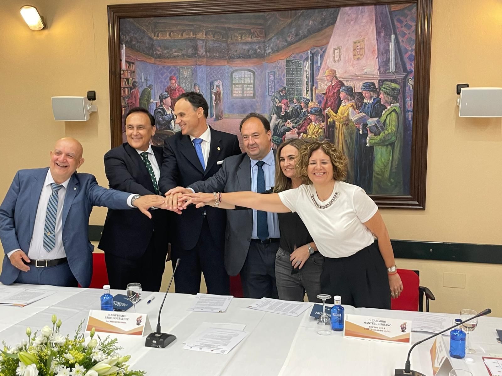 Los rectores, el alcalde de Lebrija y el consejero de Universidad, tras la firma del acuerdo.