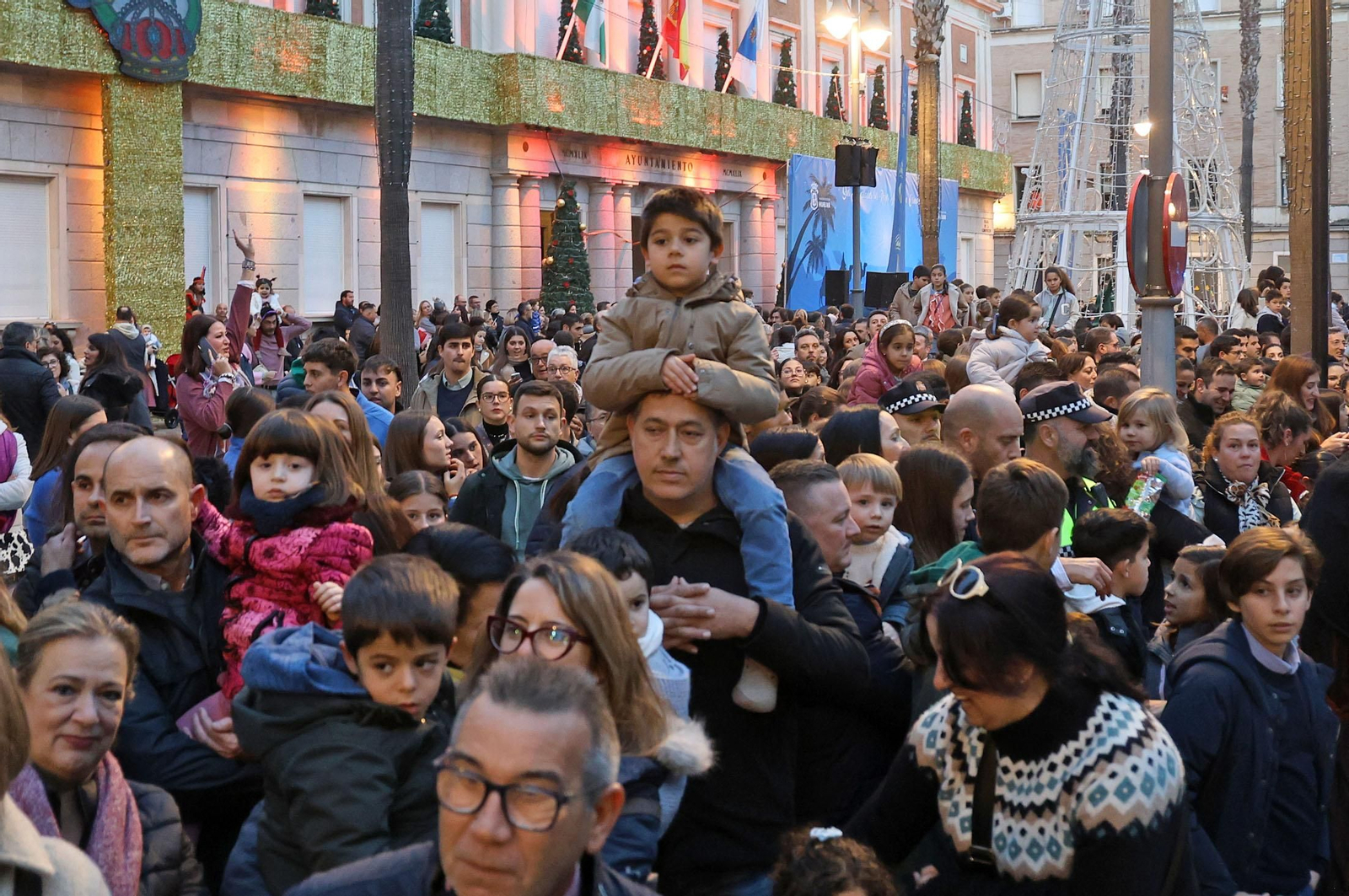 Imágenes del Heraldo Real anunciando la llegada de los Reyes Magos a Huelva
