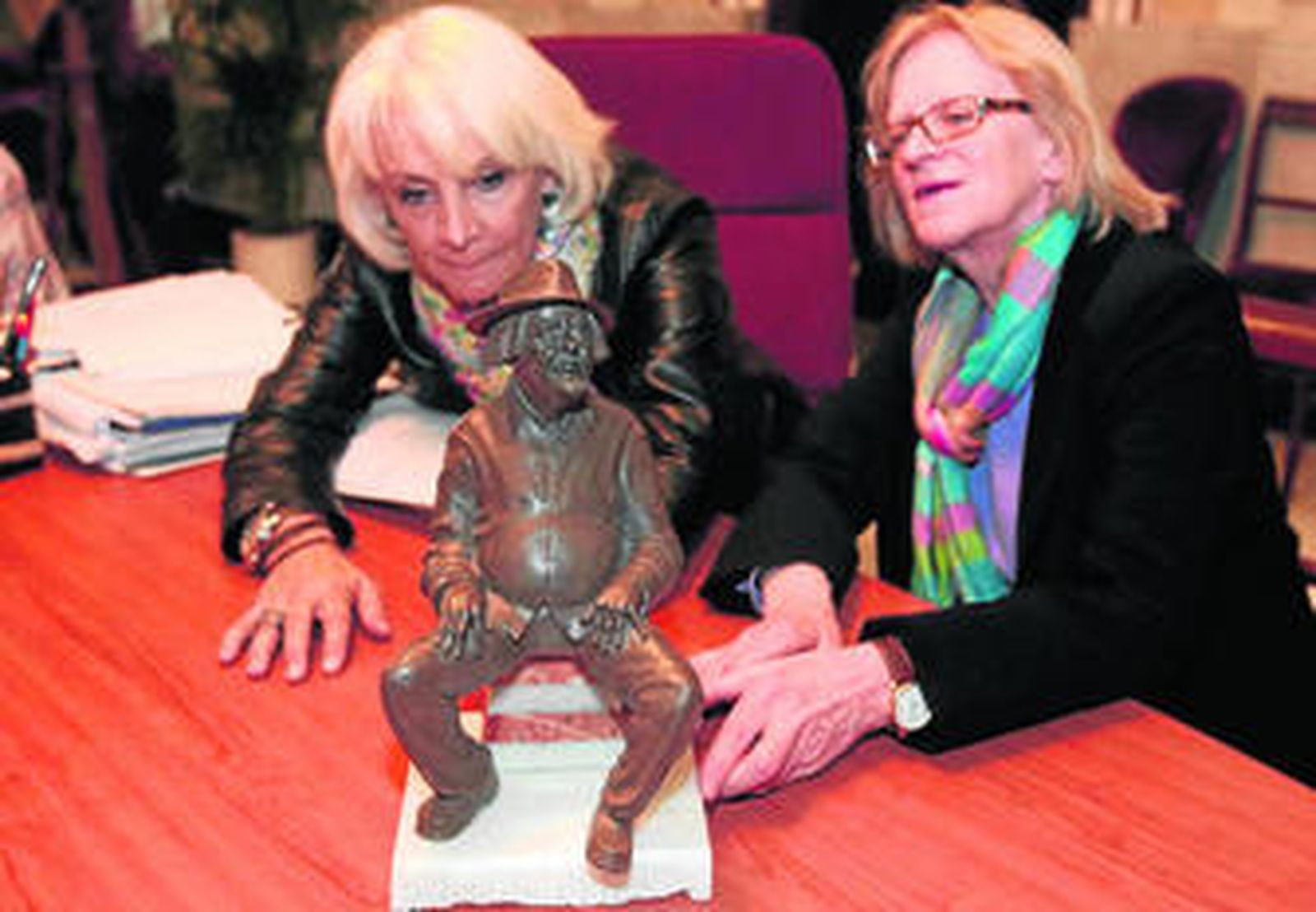 Teófila Martínez y Laura Lachéroy contemplan la maqueta de la estatua realizada por Luis Quintero.