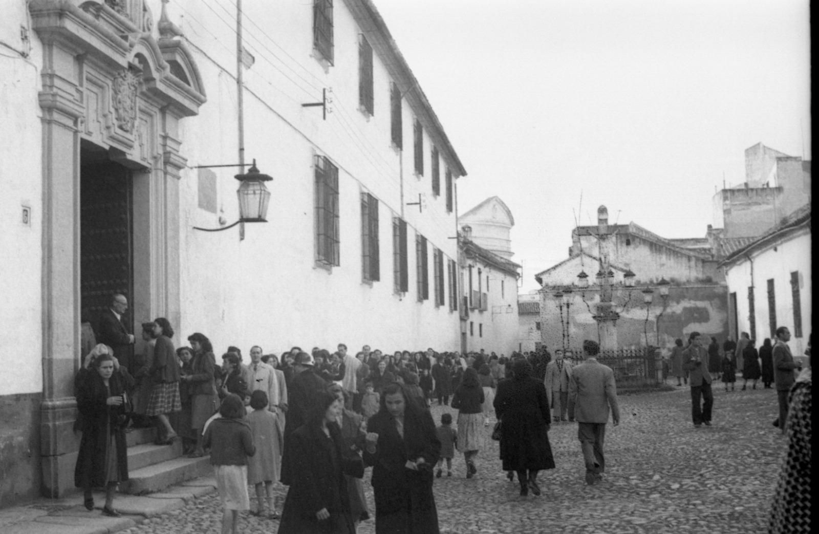 Viernes de Dolores en la Plaza de Capuchinos en la década de los 50. Viernes de Dolores en la Plaza de Capuchinos en la década de los 50.