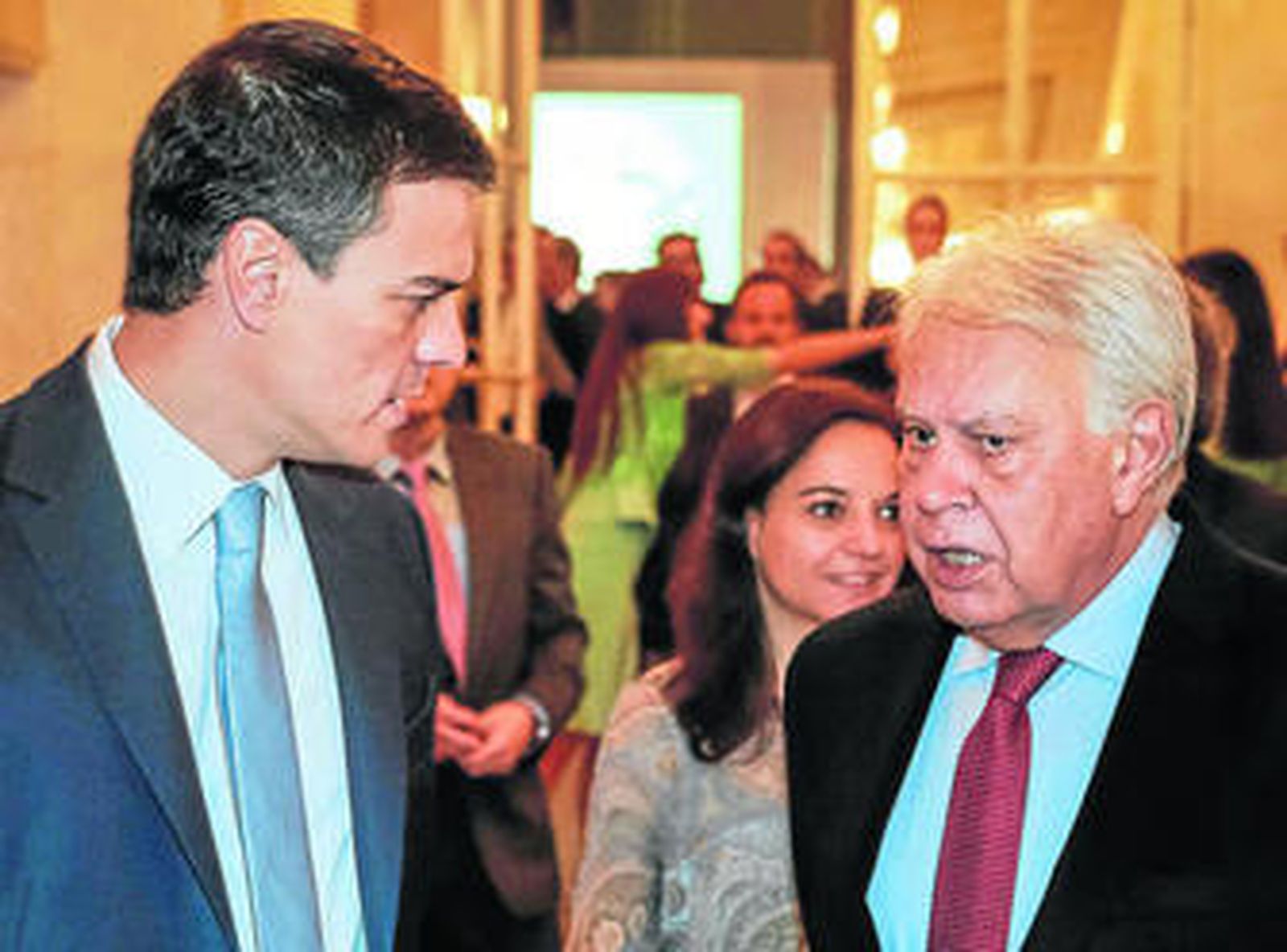 Pedro Sánchez conversa con Felipe González durante un acto celebrado ayer en Madrid.