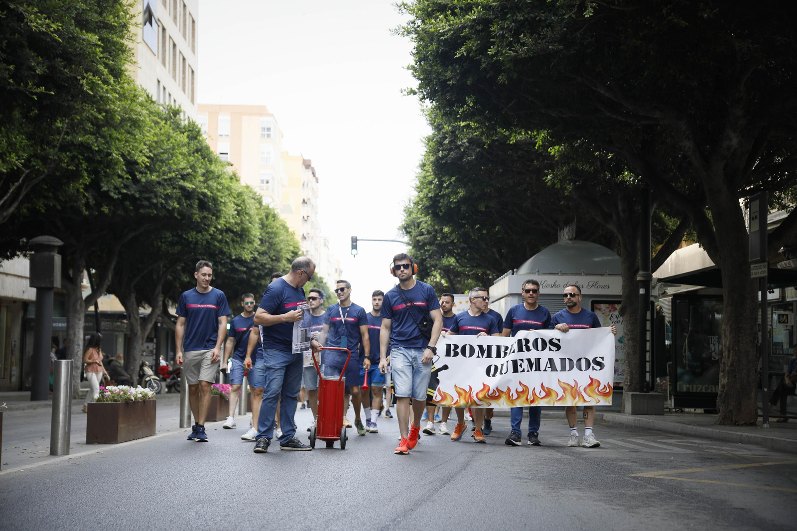 Manifestación de los bomberos quemados de Almería, en imágenes