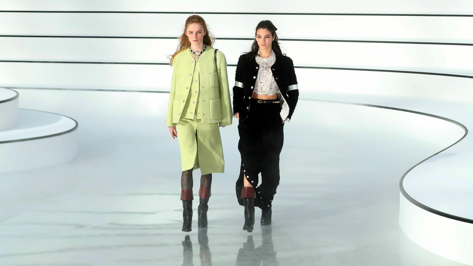 Chanel verde lima junto a otro conjunto en blanco y negro, los colores predominantes.