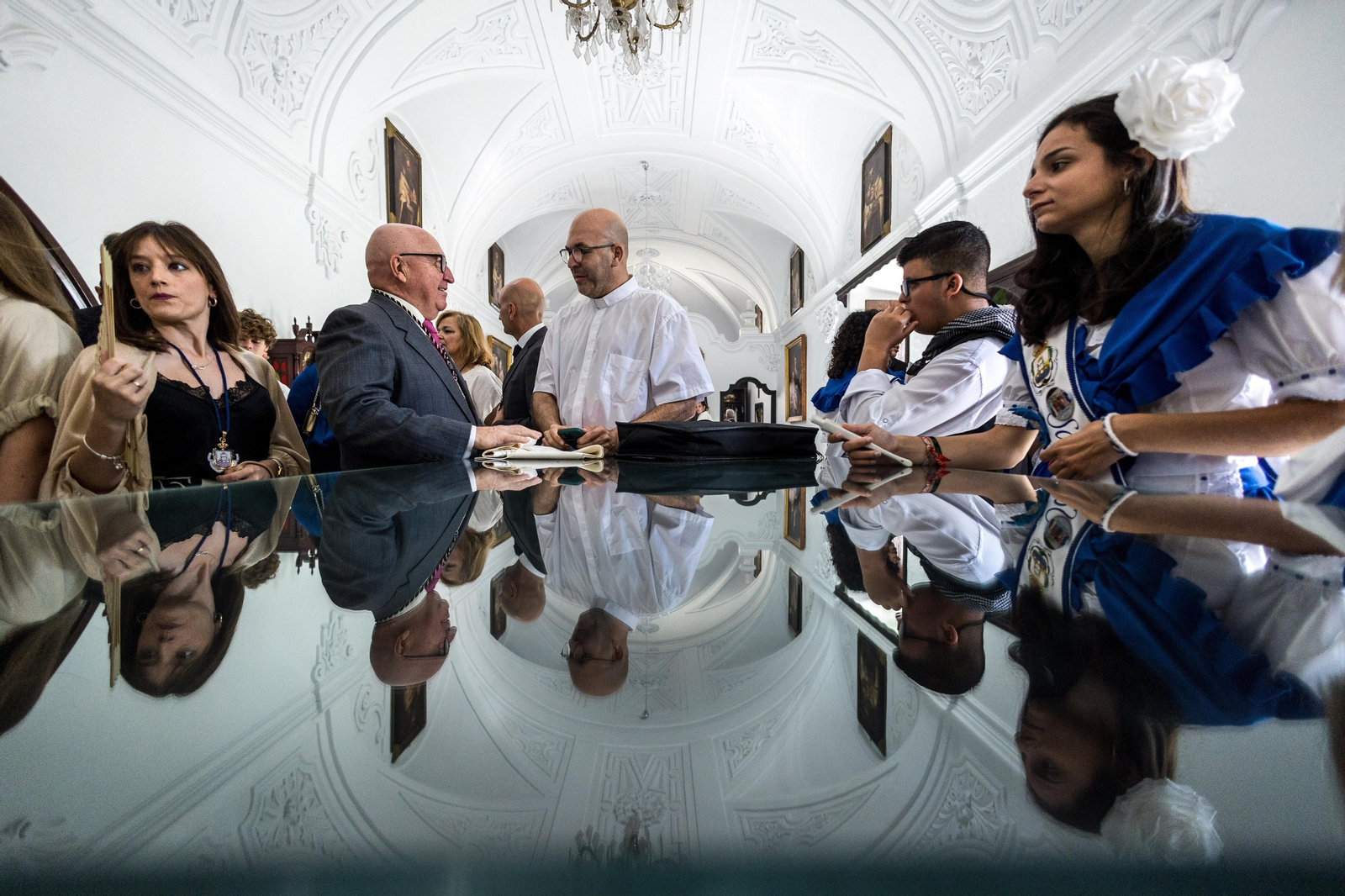 Las imágenes de la función y el besamanos a la Virgen del Carmen en San Fernando