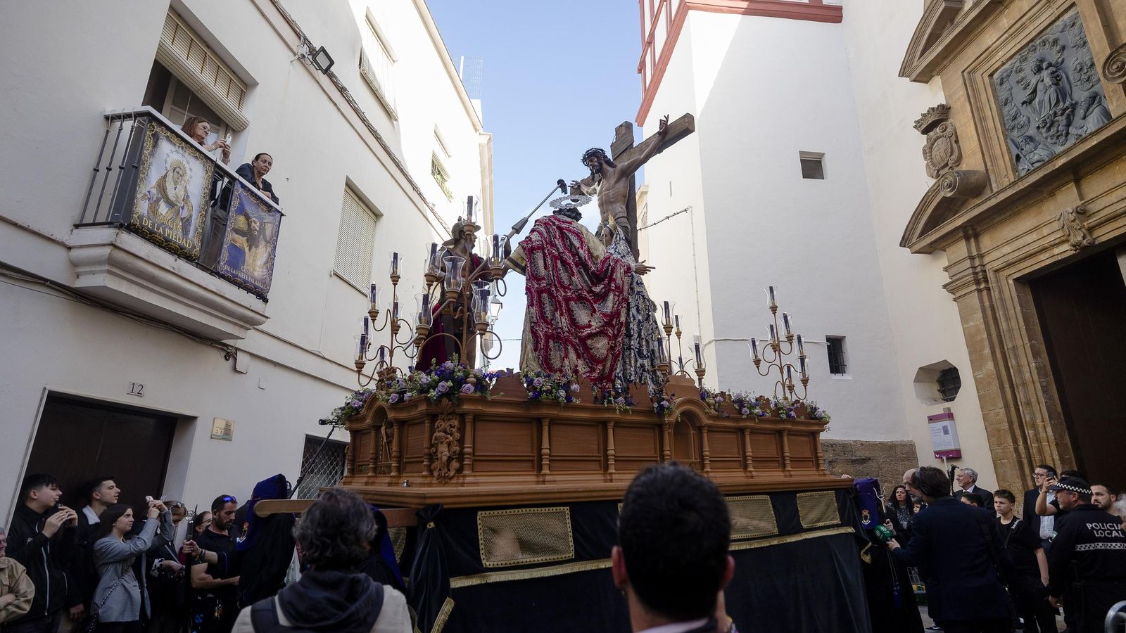 Imágenes de la salida de Siete Palabras en la Semana Santa de Cádiz 2025