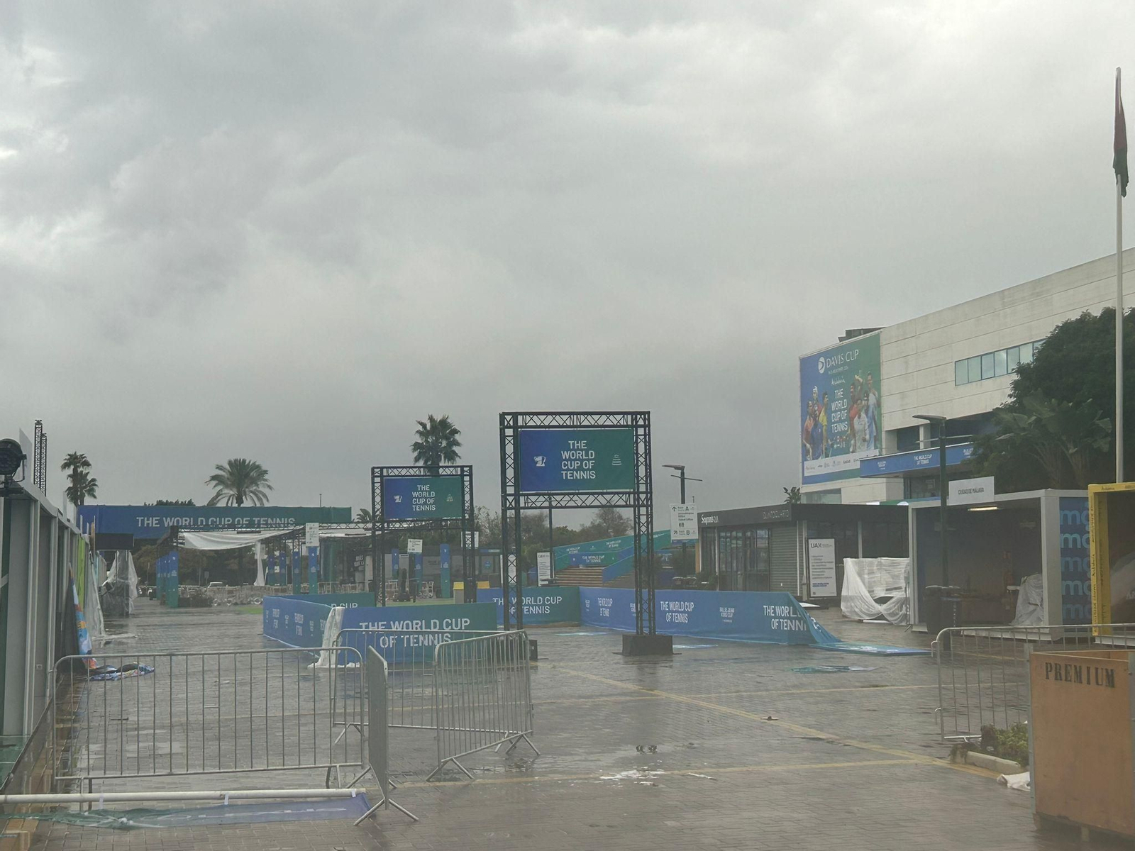 Los exteriores del Carpena tras las las primeras lluvias y aplazarse el inicio del tenis