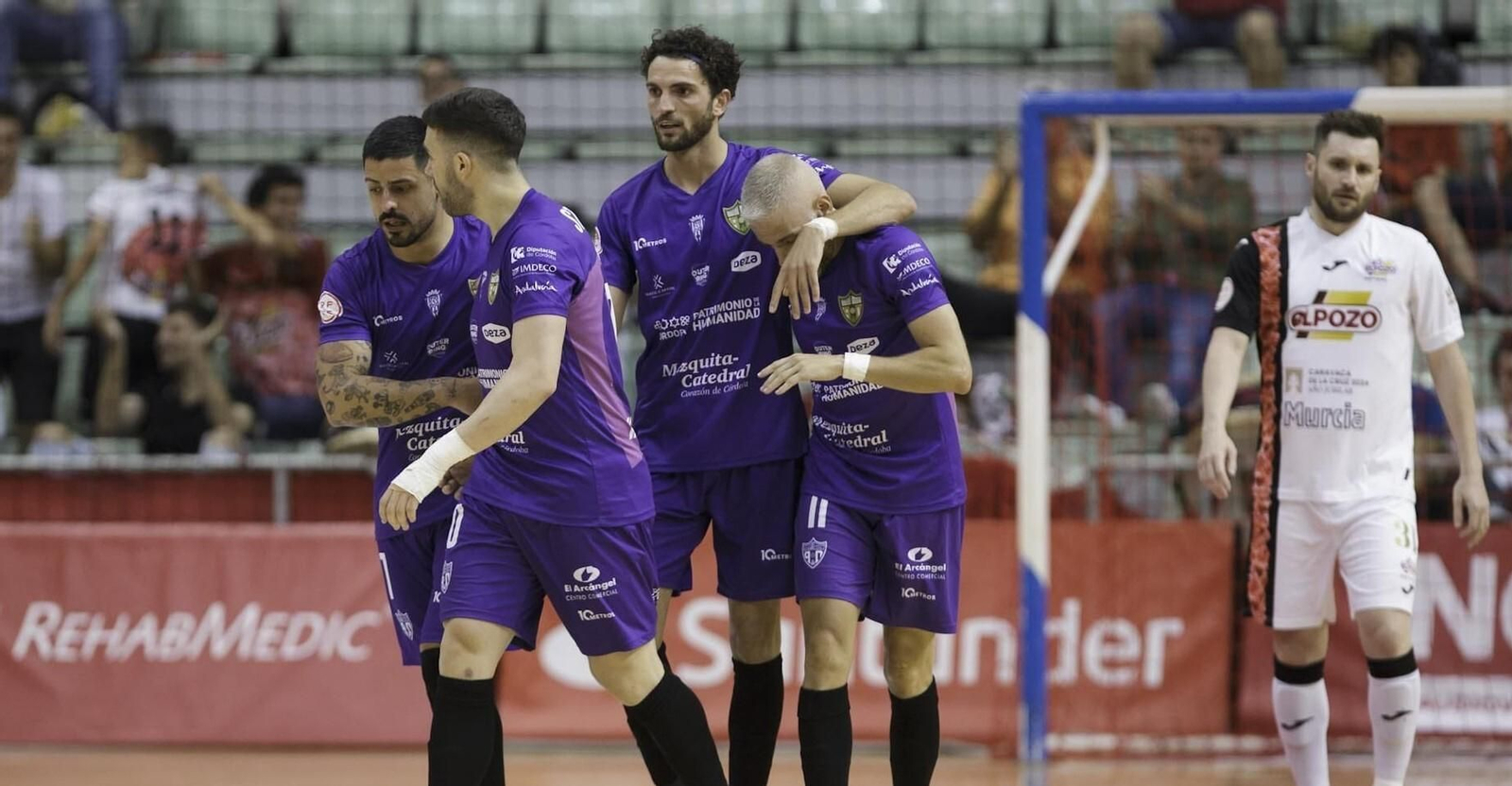 Los jugadores del Córdoba Futsal celebran el gol de Miguelín ante ElPozo Murcia.