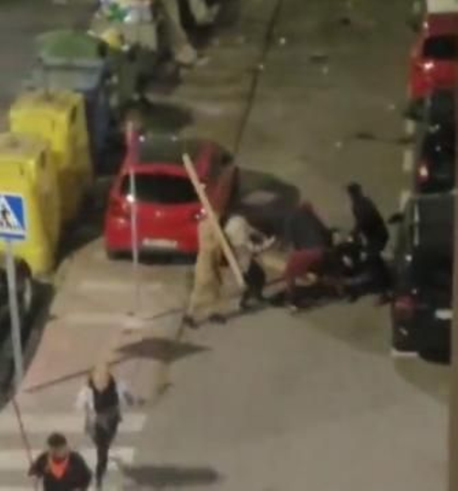 Imágenes de la reyerta en la que un individuo golpea con un palo Imágenes de la reyerta en la que un individuo golpea con un palo