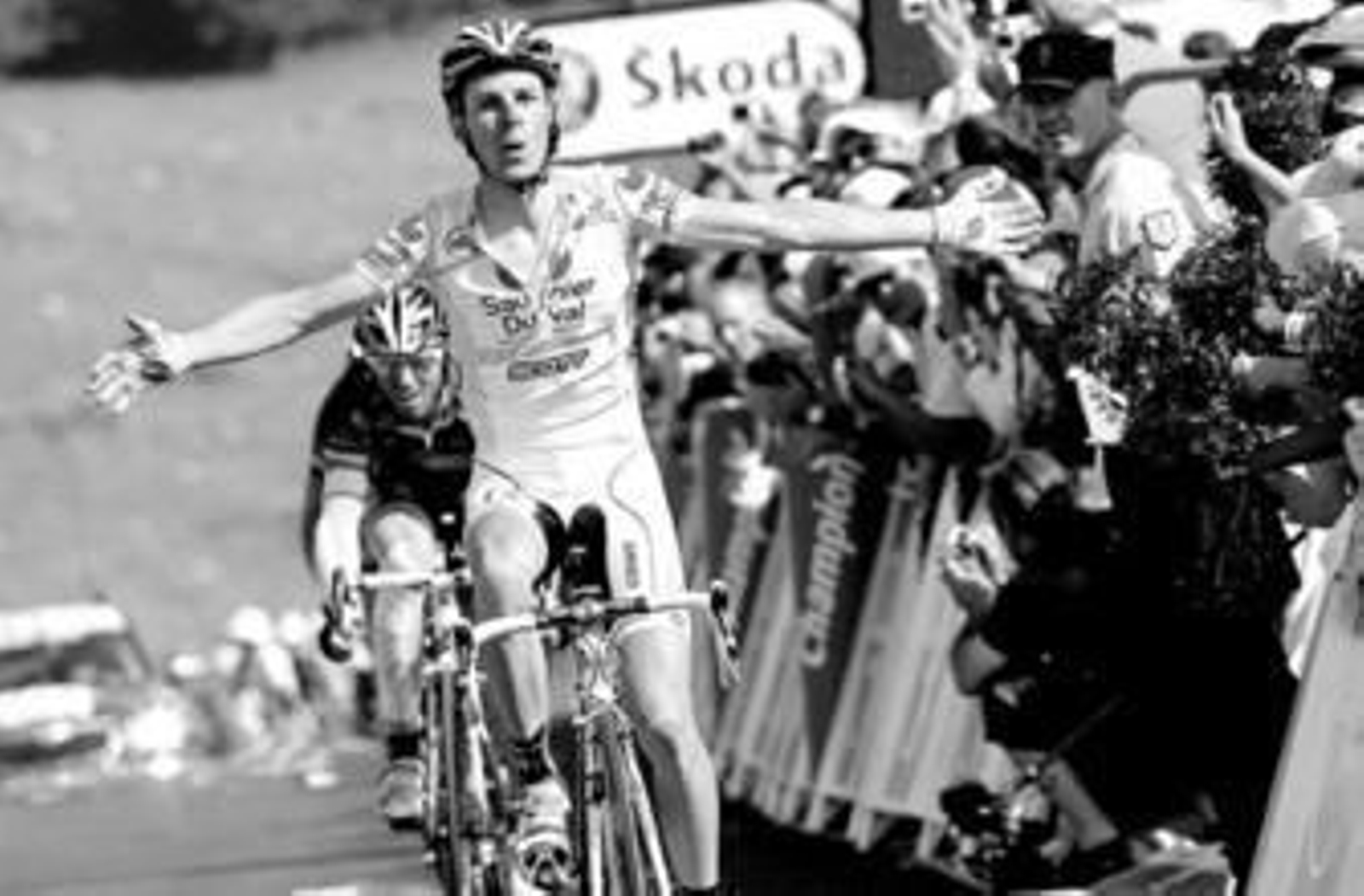 El ciclista italiano Riccardo Riccó (Saunier Duval) celebra su victoria en la primera etapa con final en alto por delante de Valverde.