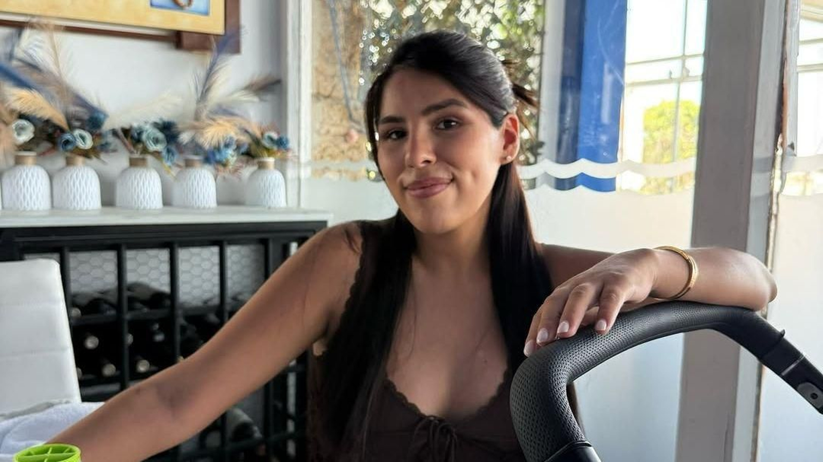 Isa Pantoja junto a su hijo Cairo en un restaurante
