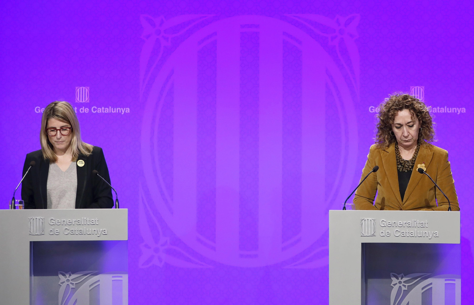 Las conselleras de Presidencia, Elsa Artadi (i), y de Justicia, Ester Capella, este lunes en rueda de prensa tras la reunión del 'Govern'.