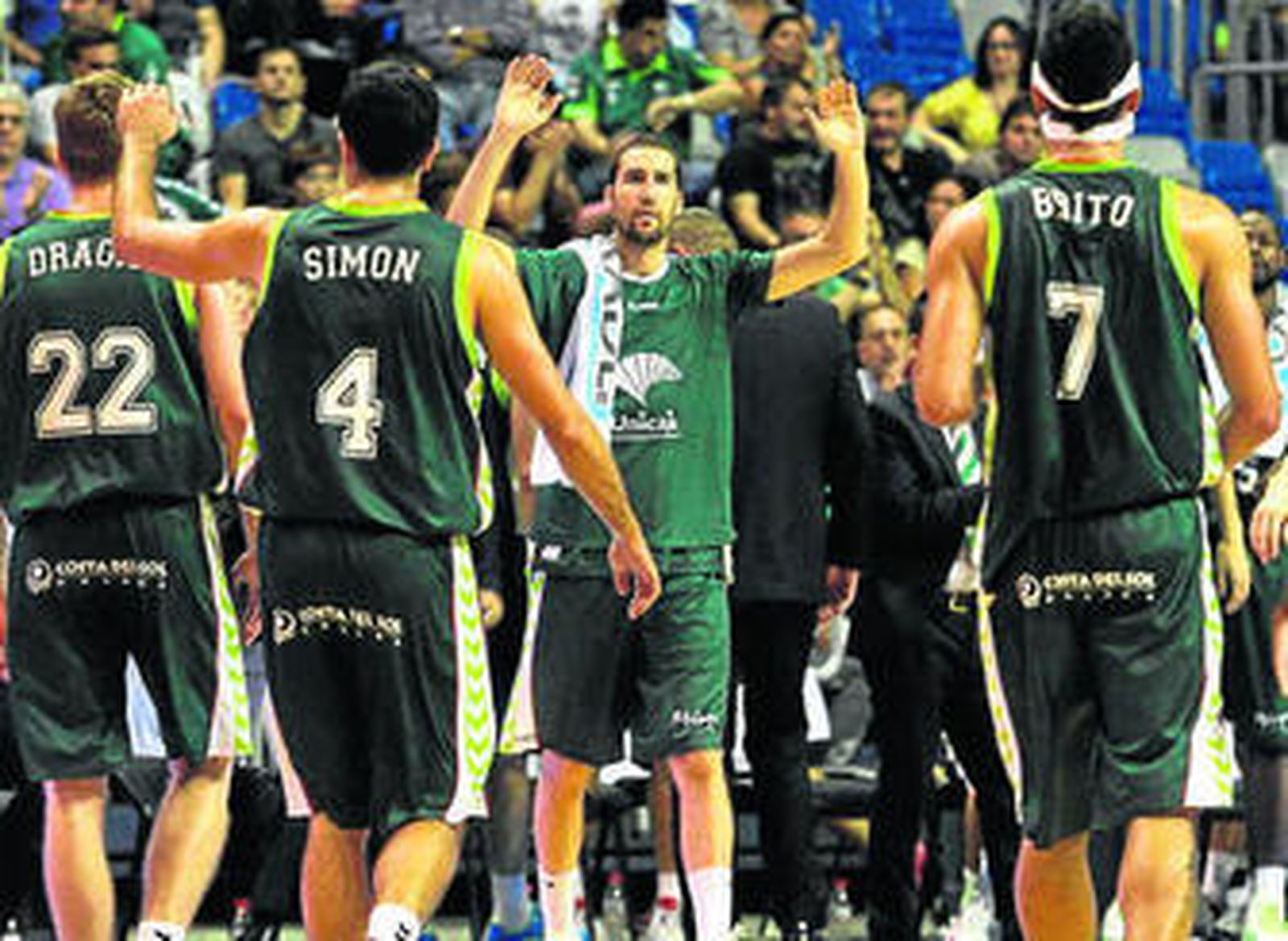 Sergi Vidal anima a sus compañeros en un partido.