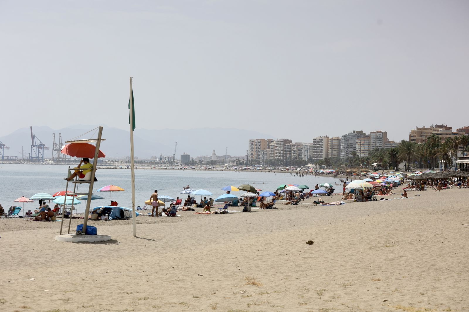Gran ambiente en las playas de Málaga en plena jornada electoral