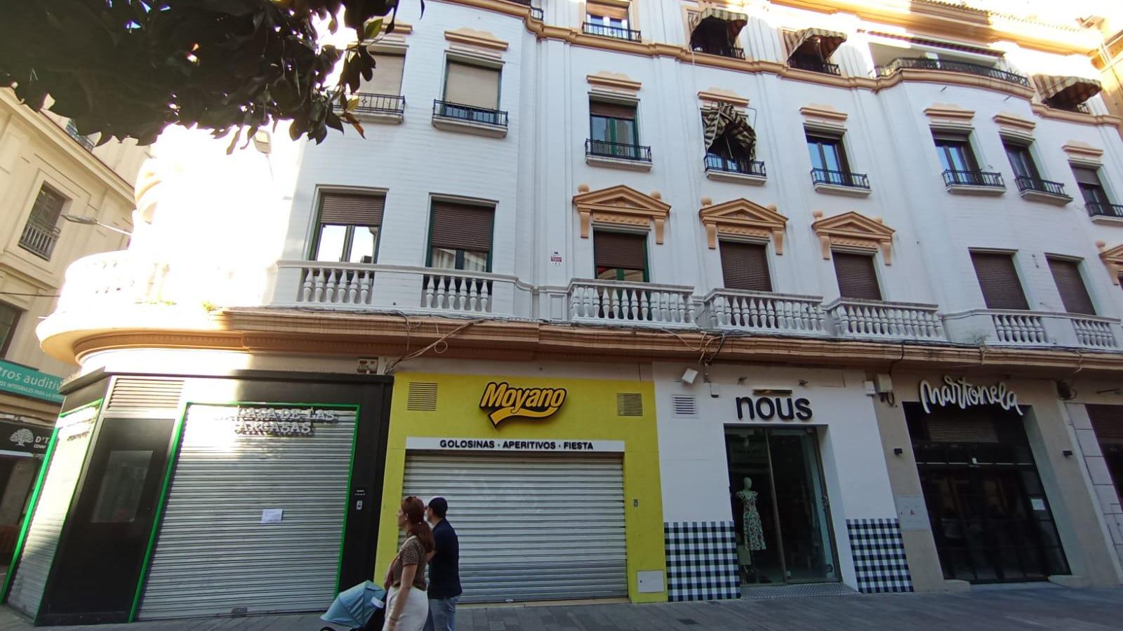 Comercios cerrados en la calle Cruz Conde a media tarde.