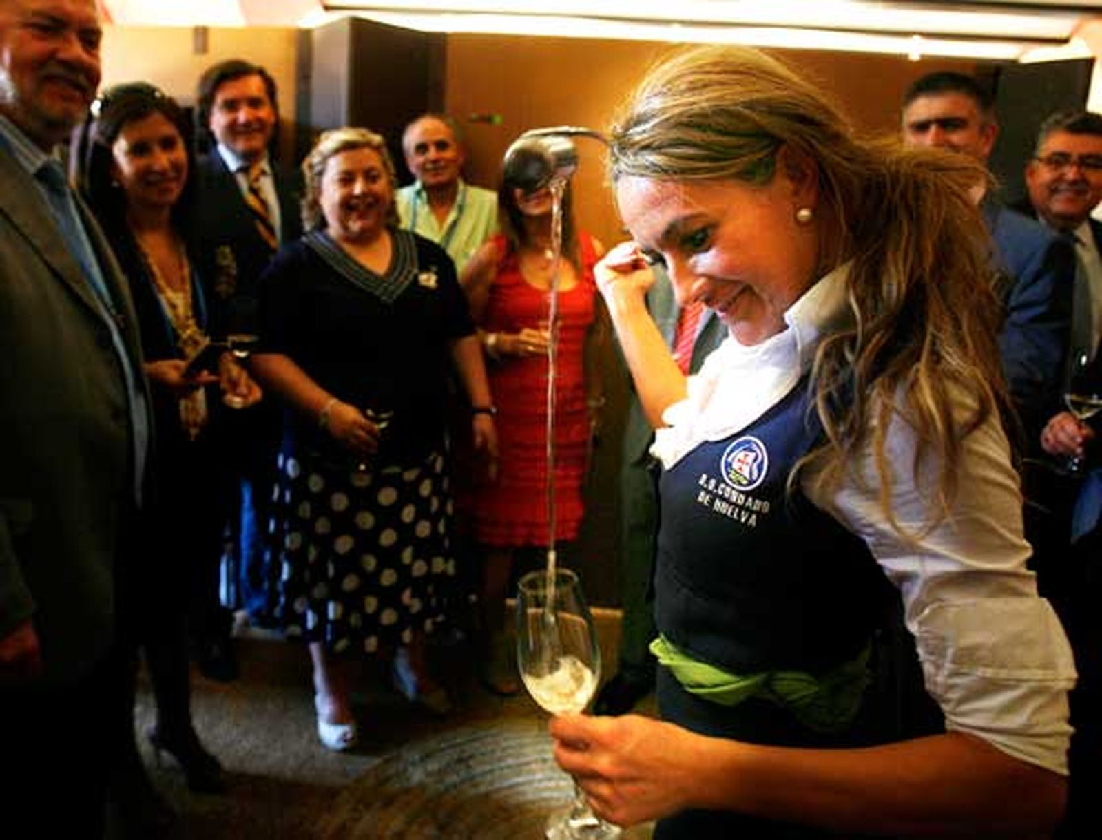 La venenciadora de los vinos del Condado (Huelva) demuestra su habilidad en presencia de la consejera de Agricultura y su comitiva.

Foto: Pascual