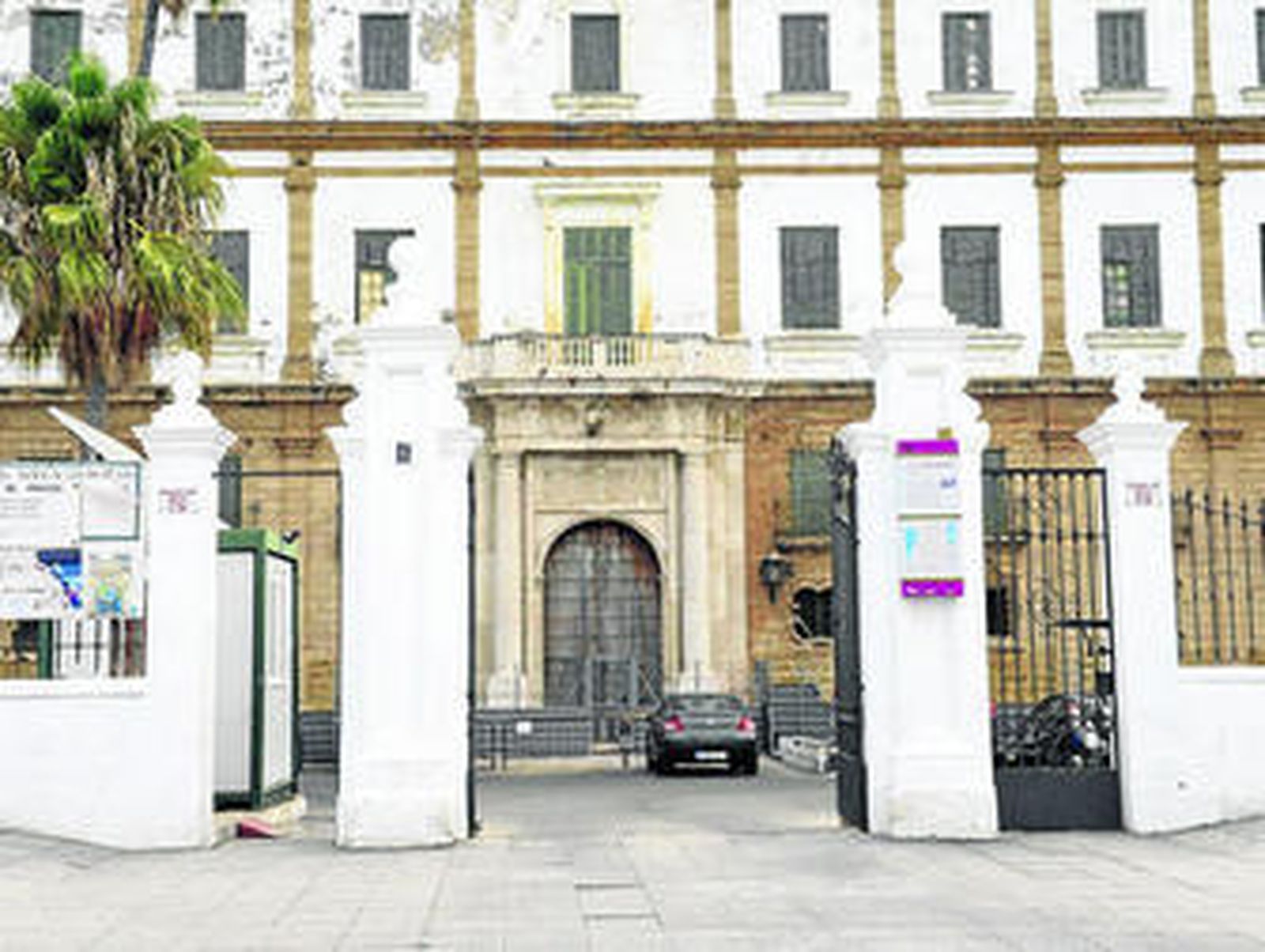 Fachada del histórico inmueble Valcárcel, frente a la playa La Caleta.