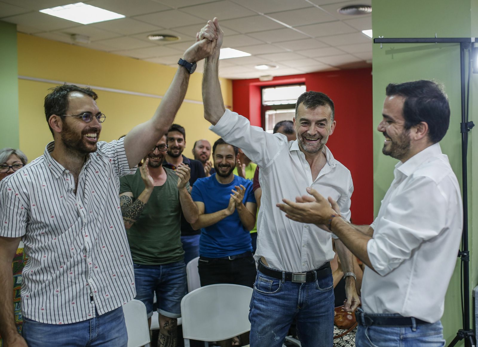 Toni Valero, coordinador de IU en Andalucía, junto a Garzón y su antecesor, Antonio Maíllo.