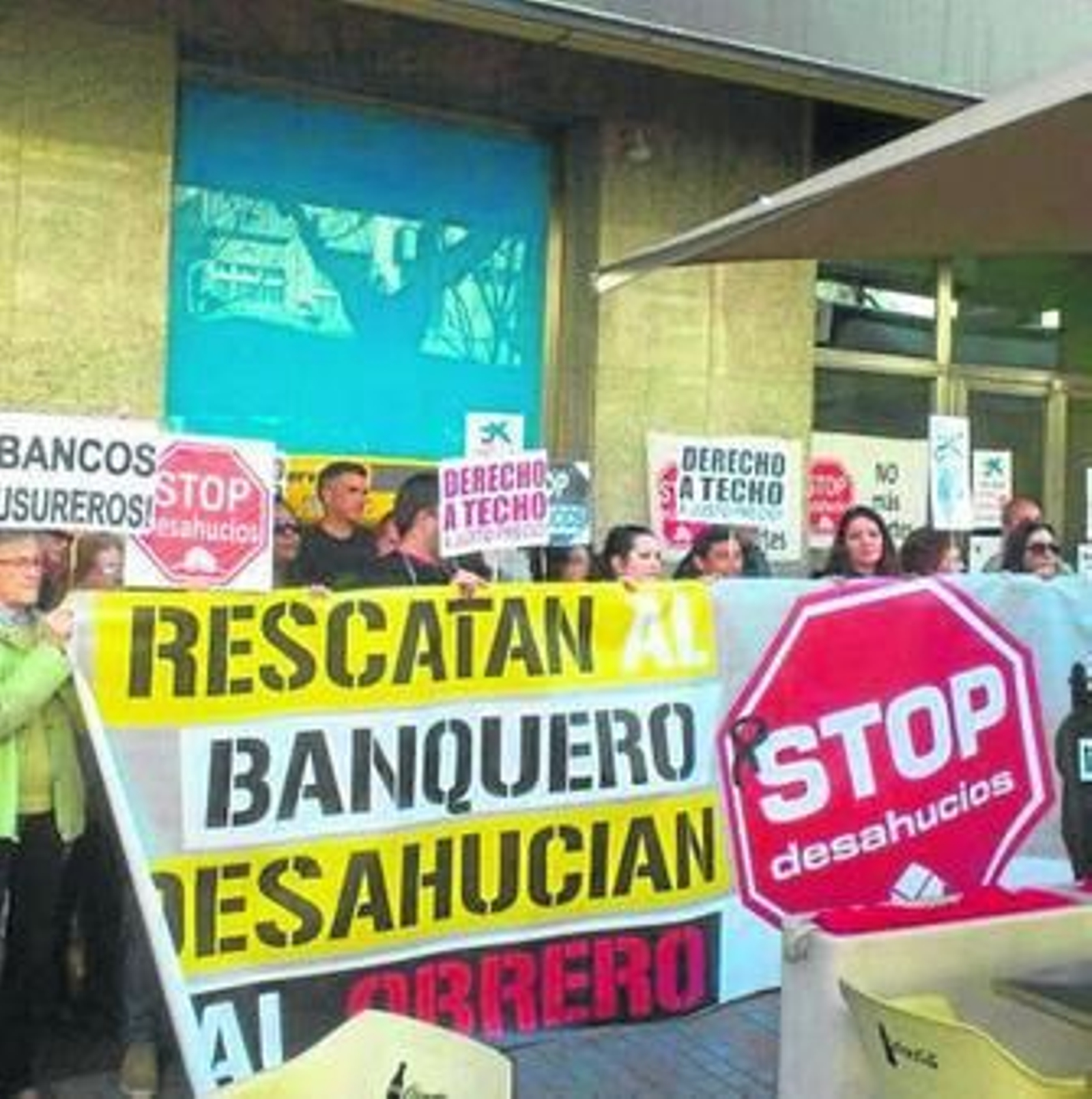 Una de las concentraciones de la plataforma Stop Desahucios. Una de las concentraciones de la plataforma Stop Desahucios.