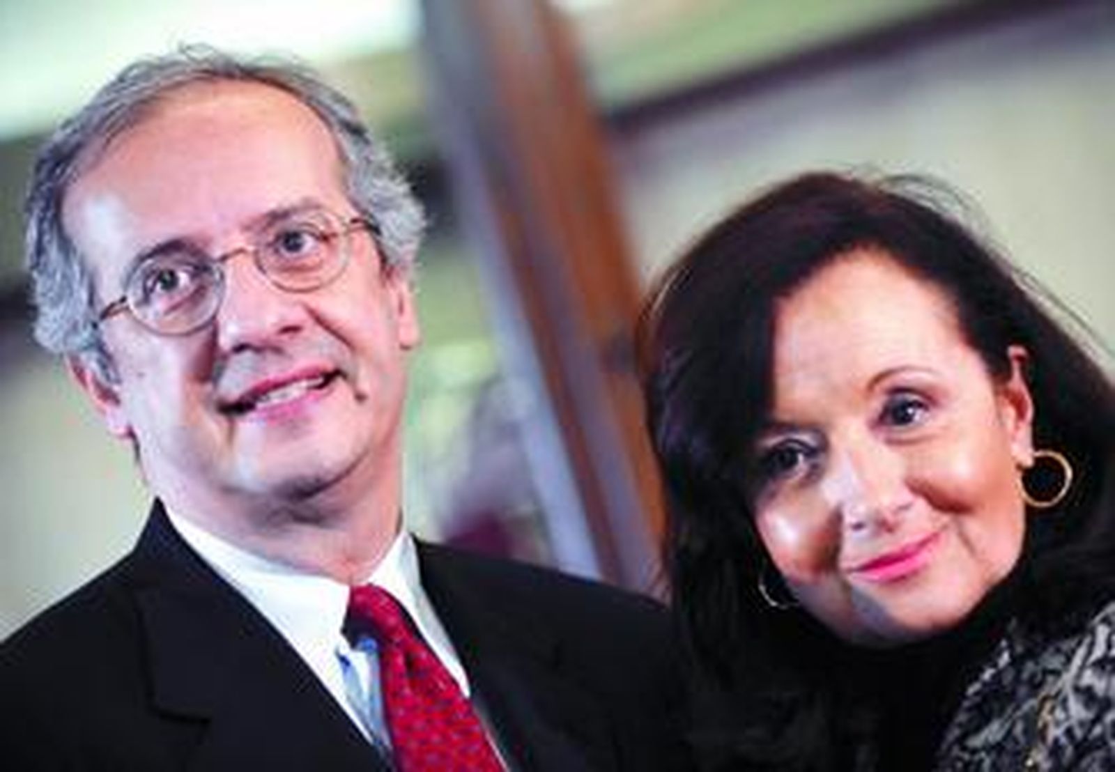 El líder de la izquierda, Walter Veltroni, ayer en Roma con la madre de Ingrid Betancourt.