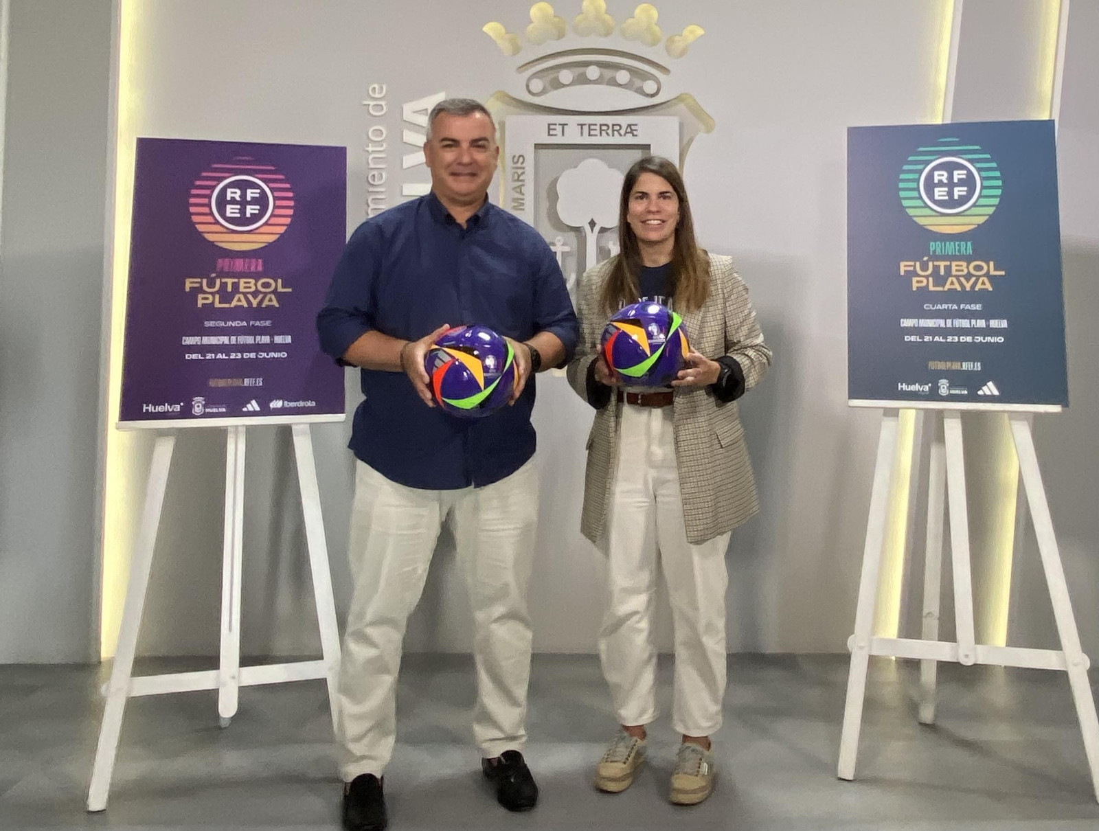 María de la O Rubio y José Antonio Pegurto en la presentación del Campeonato de Fútbol Playa María de la O Rubio y José Antonio Pegurto en la presentación del Campeonato de Fútbol Playa