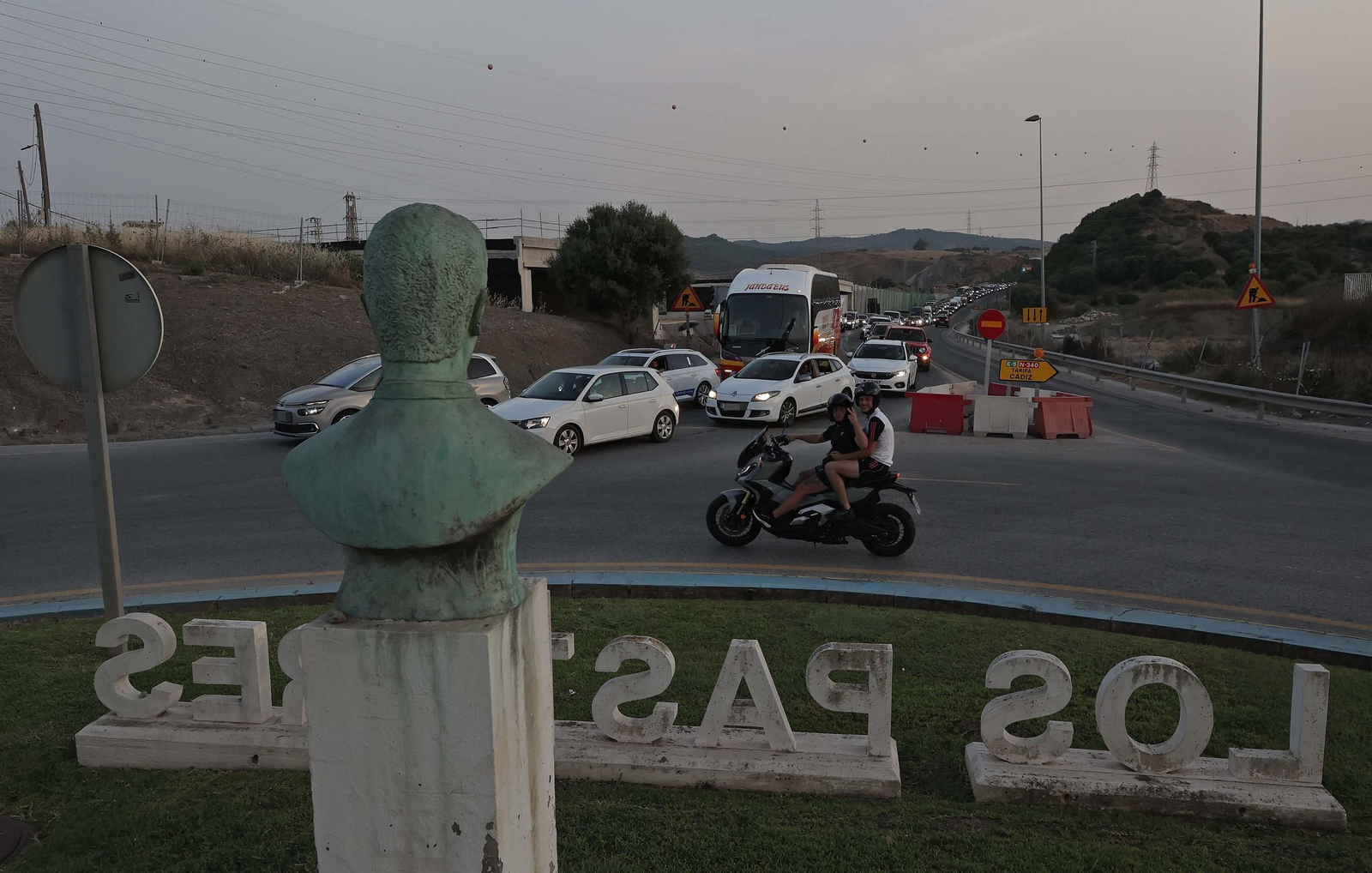 Fotos del colapso de tráfico en la N-340 por las obras del Acceso Sur de Algeciras