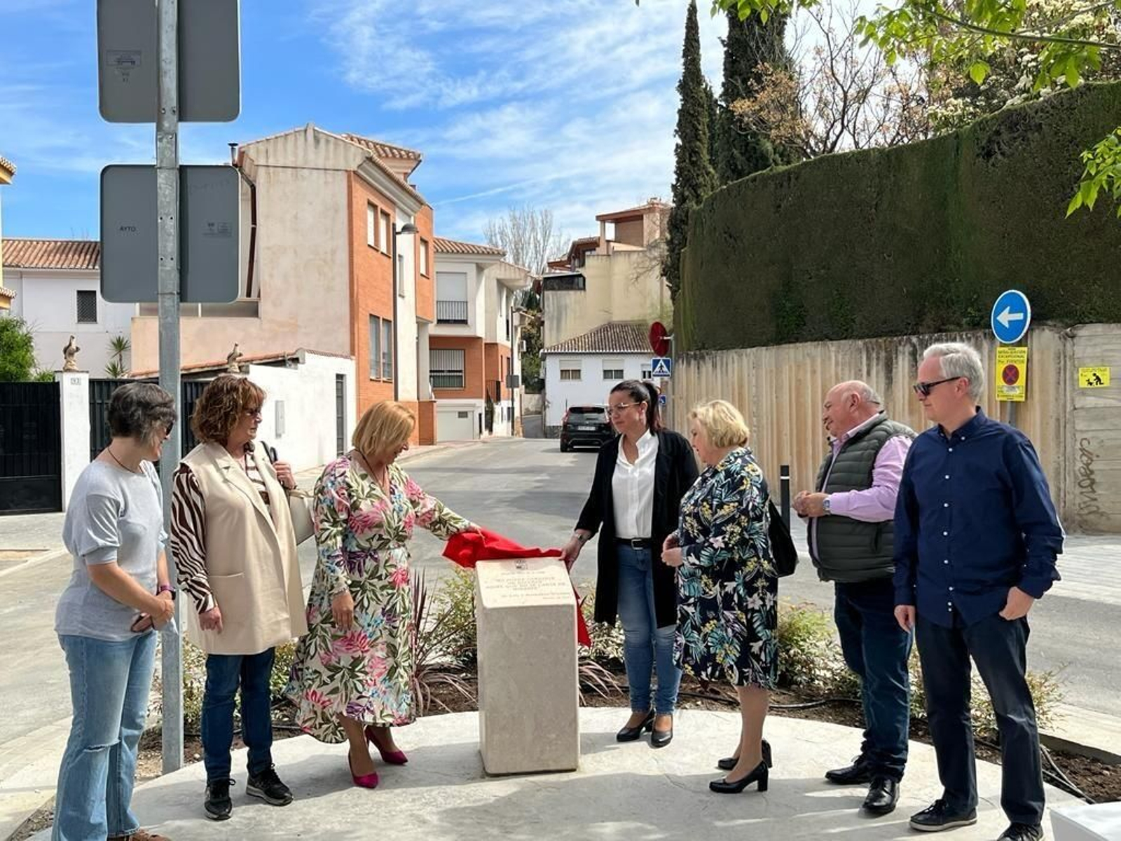Momento de la inauguración de la plaza Almudena Grandes en La Zubia