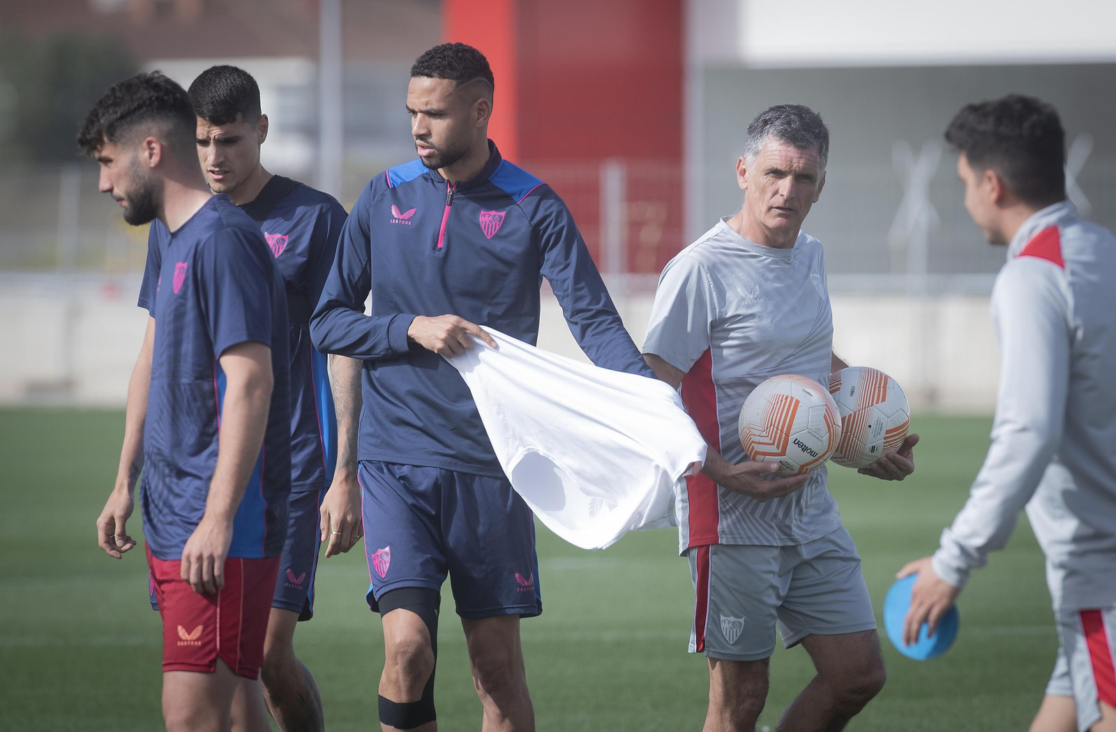 En-Nesyri se coloca un peto blanco ante Mendilibar en el entrenamiento del lunes.