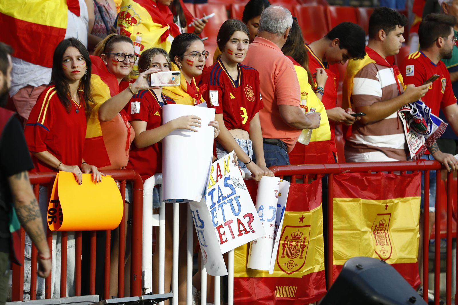 Así fue el ambiente en Los Cármenes del partido España-Chipre