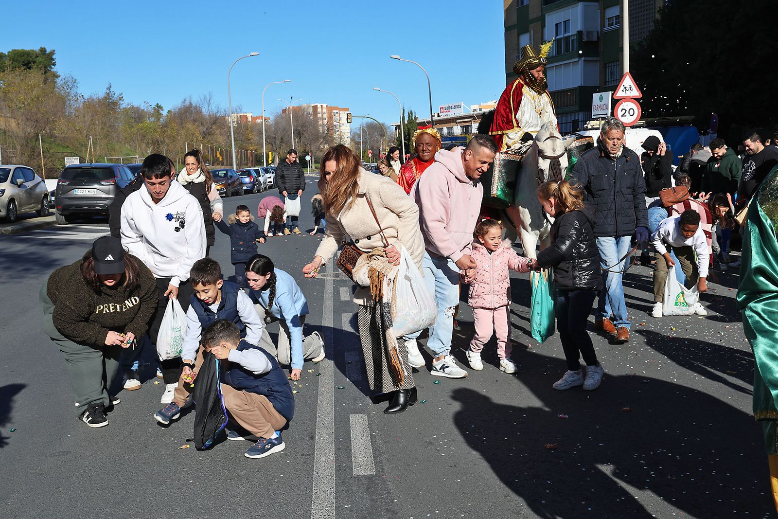 Día de regalos y Reyes Magos por los barrios de la ciudad