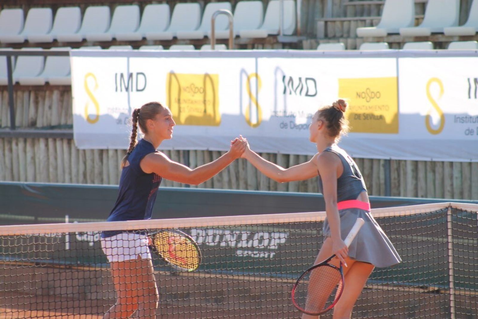 Diane Parry recibe la felicitación de la rumana Andreea Amalia Rosca.