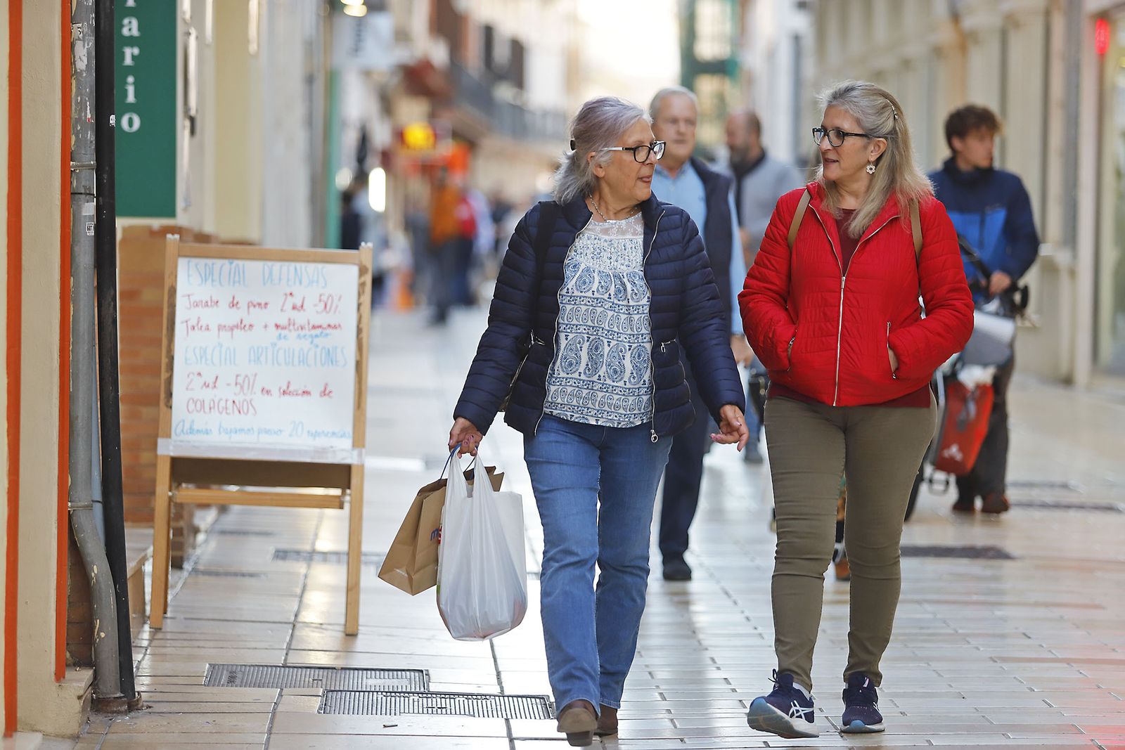 Ambiente en las calles del centro de Huelva con el Black Friday