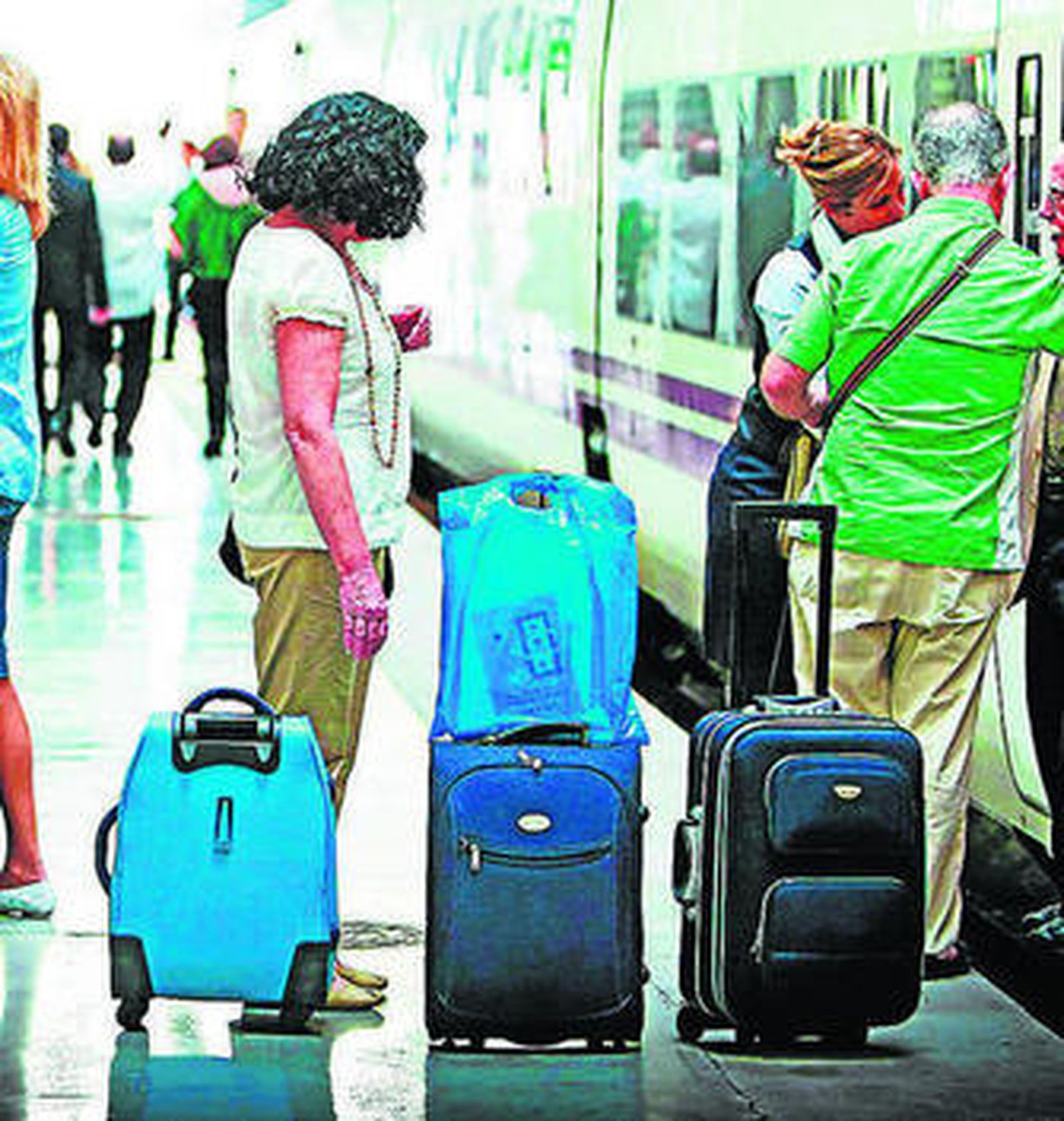 Viajeros en la estación de trenes de Cádiz.