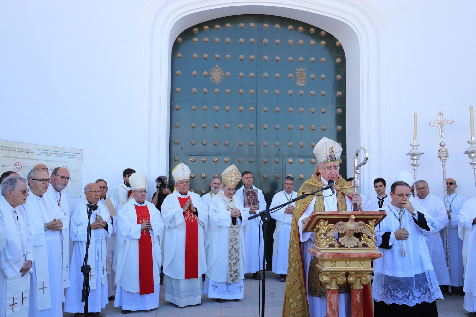 El obispo emérito de Huelva José Vilaplana Blasco en la apertura del Año Jubilar del Rocío en junio de 2019.
