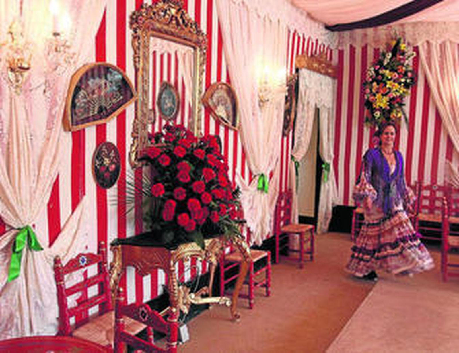 La doble cúpula realizada con encajes de Juan Belmonte 37 llama la atención de quienes pasan por delante de la caseta.